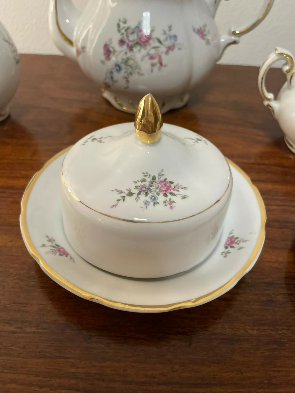 Aparelho de chá em porcelana Barão do Rio Branco floral friso dourado