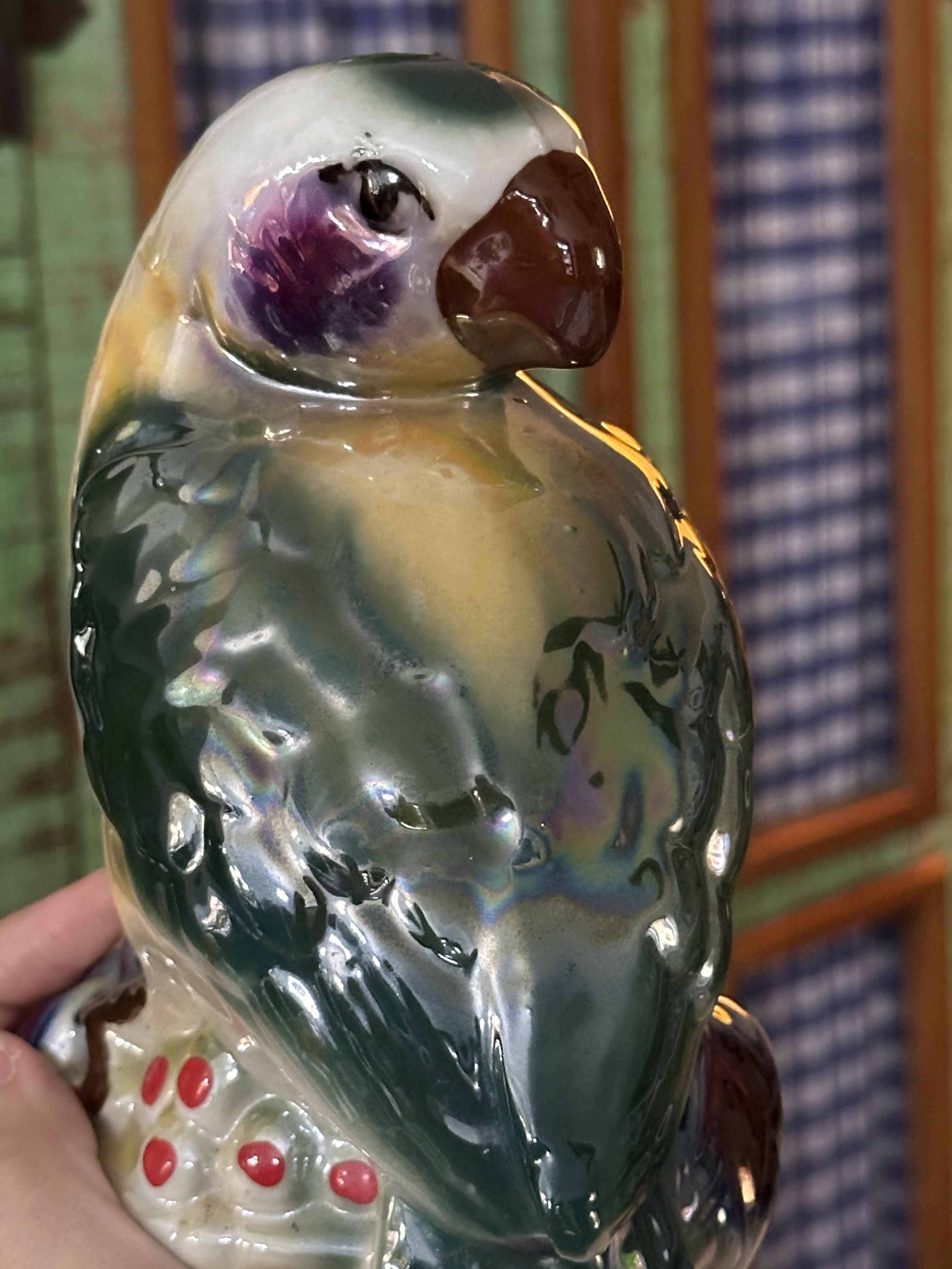 Estatueta antiga de porcelana vitrificada de papagaio