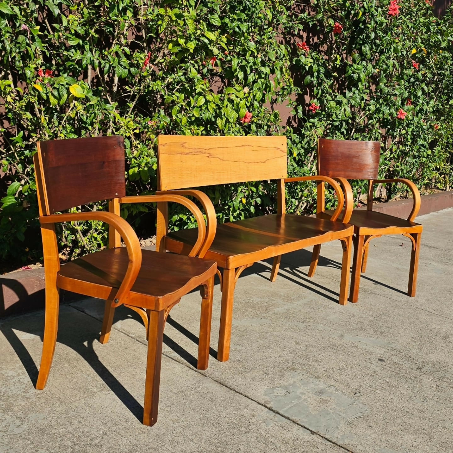 Namoradeira e duas cadeiras, em imbuia, década de 50, móveis Streif