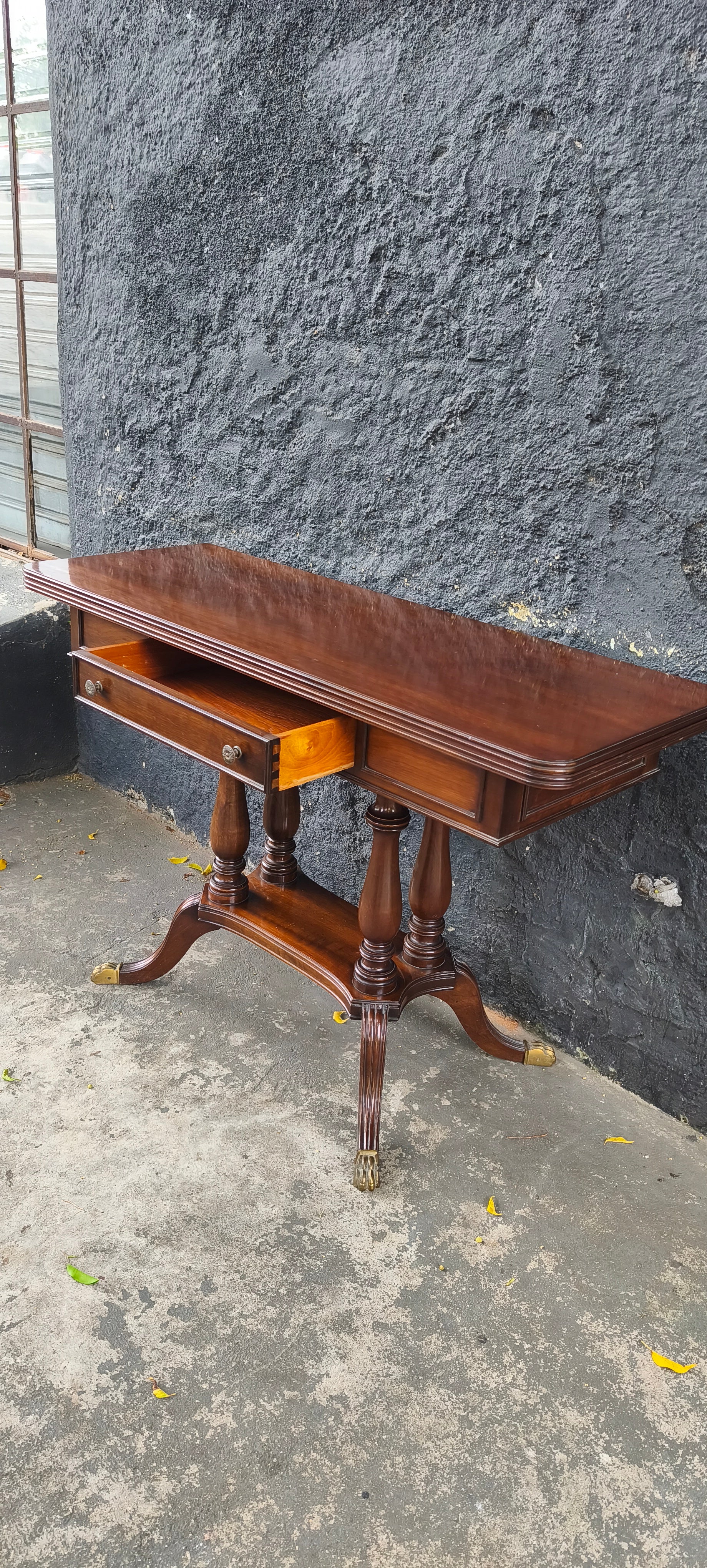 Aparador / mesa com tampo dobrável, uma gaveta e pés torneados 