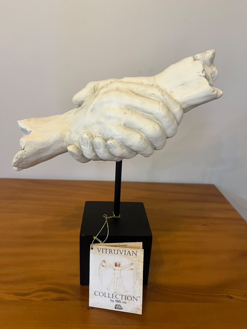 Escultura Decorativa “Aperto de Mãos” — Vitruvian Collection