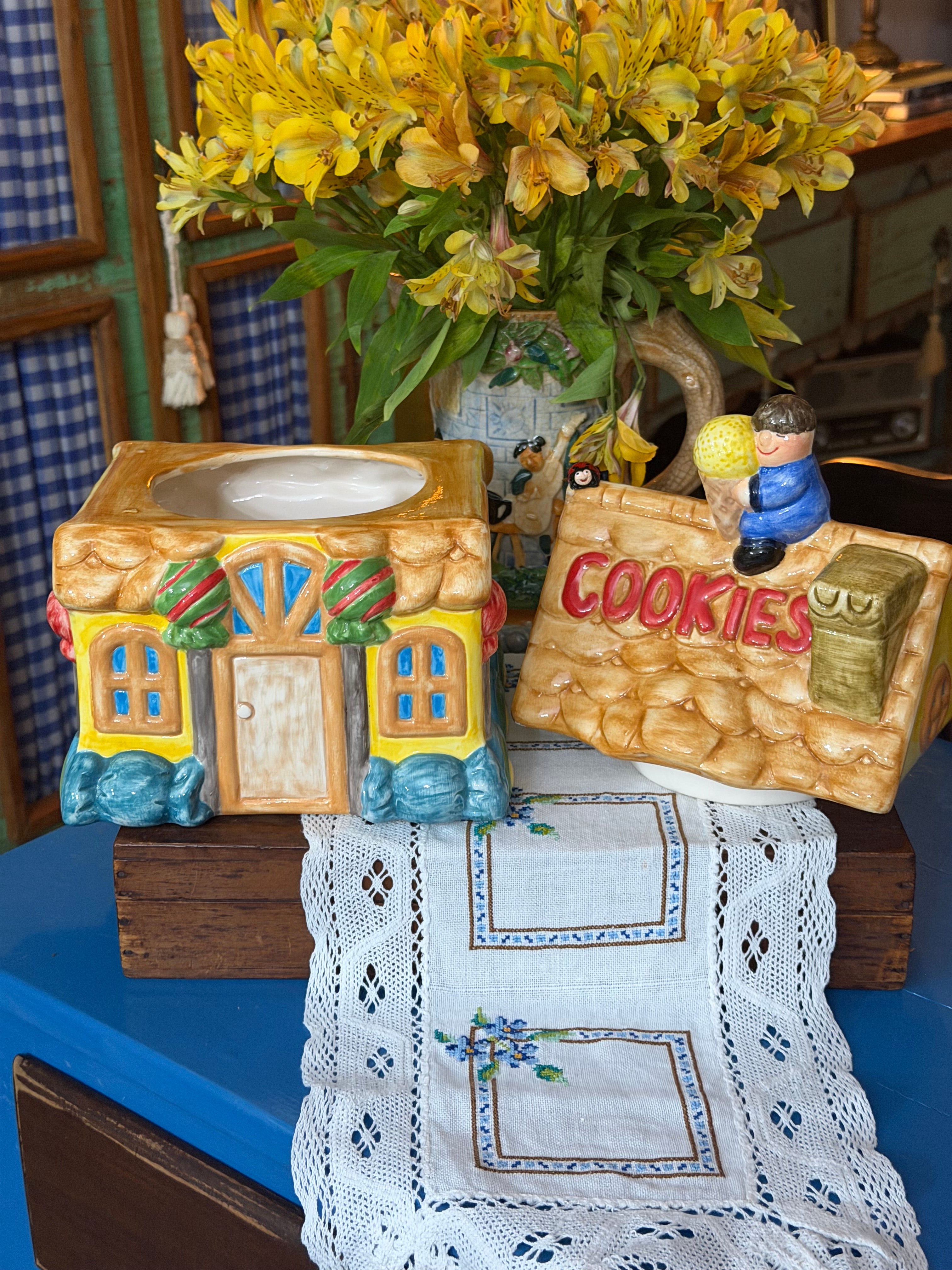 Vintage biscoiteira em formato de casa de doces com telhado removível