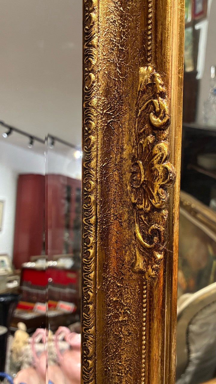 Espelho Bisotado retangular clássico com moldura ornamentada em dourado 