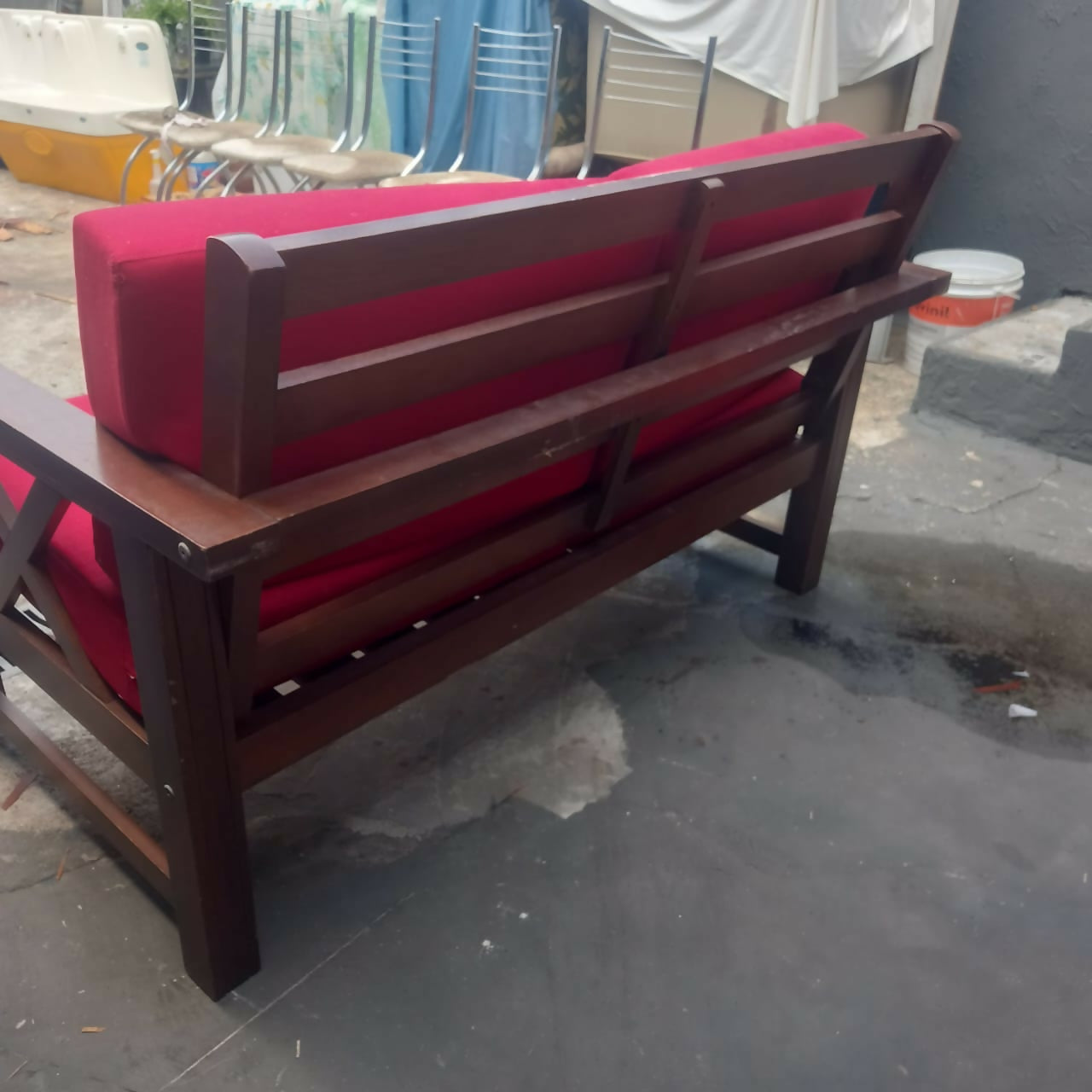 Sofá de madeira com estofado vermelho