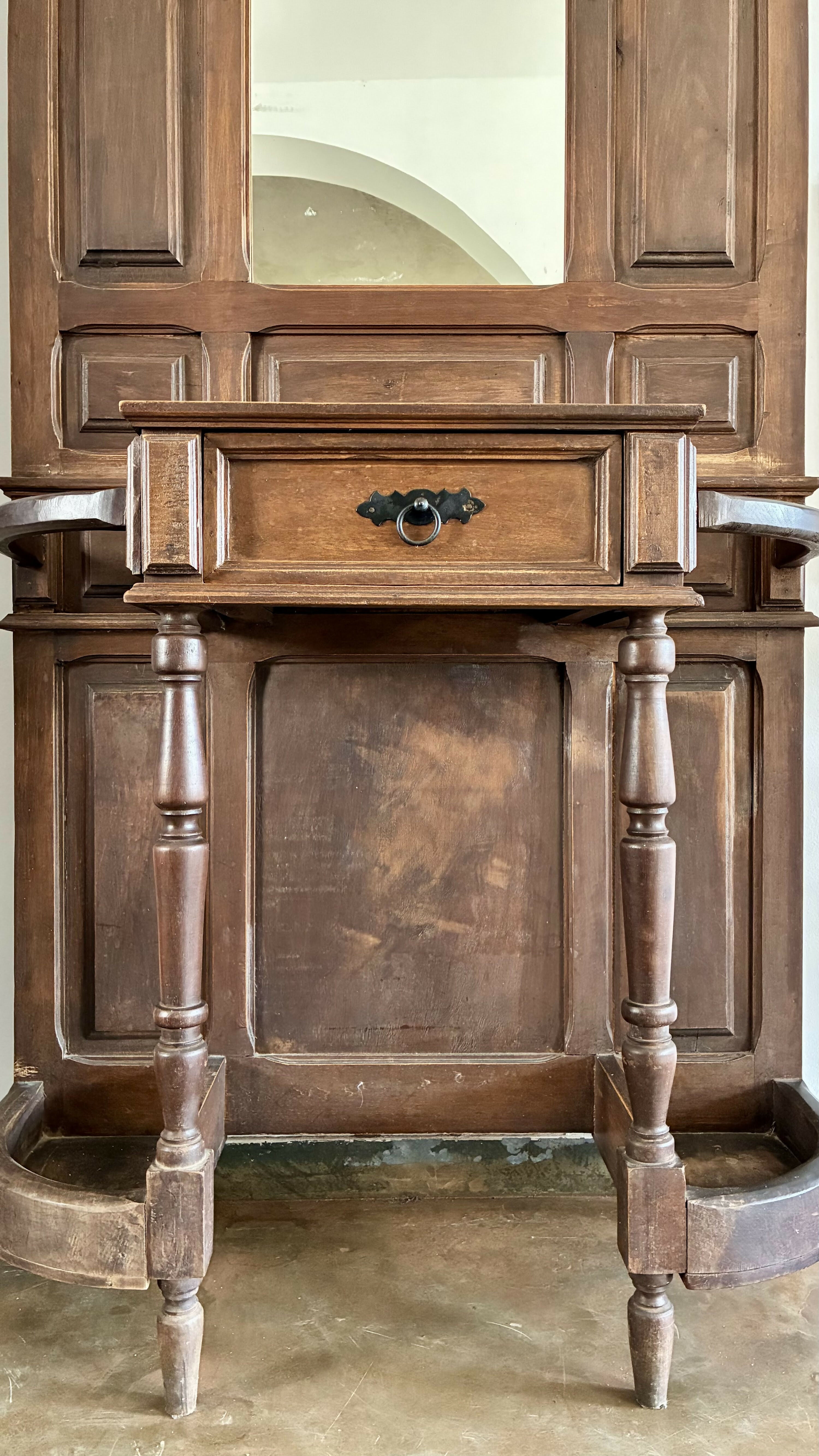 Chapeleira antiga em madeira