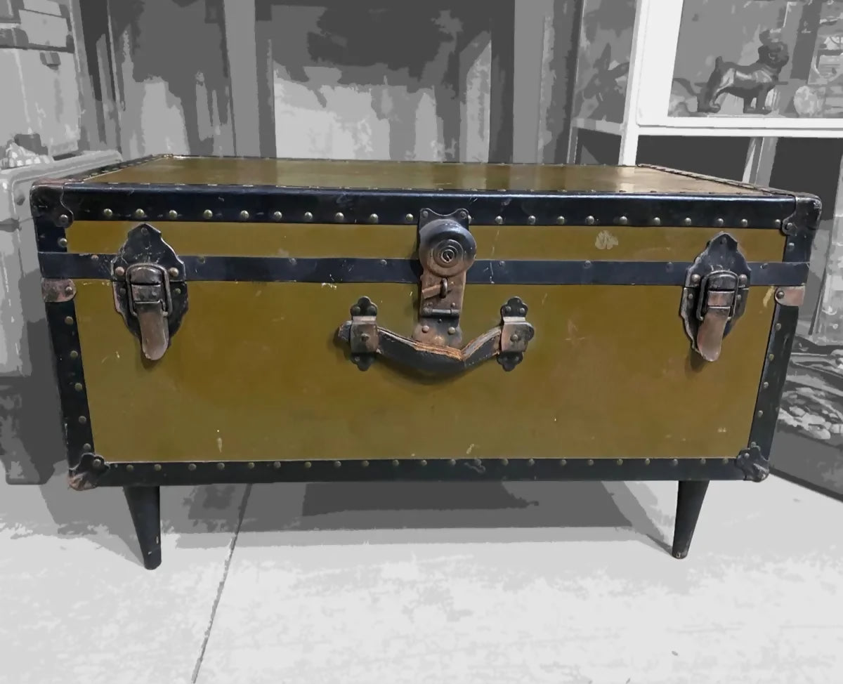 Baú antigo / Mesa de Centro com pé palito