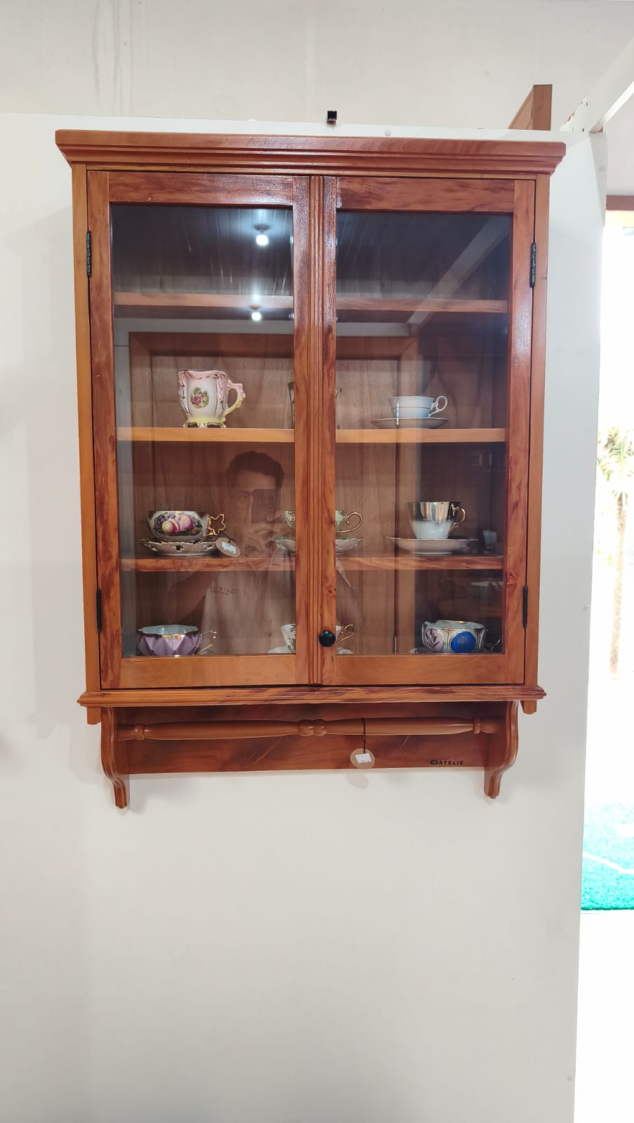 Cristaleira de Parede em Madeira de Peroba – 1,00 m × 0,65 m