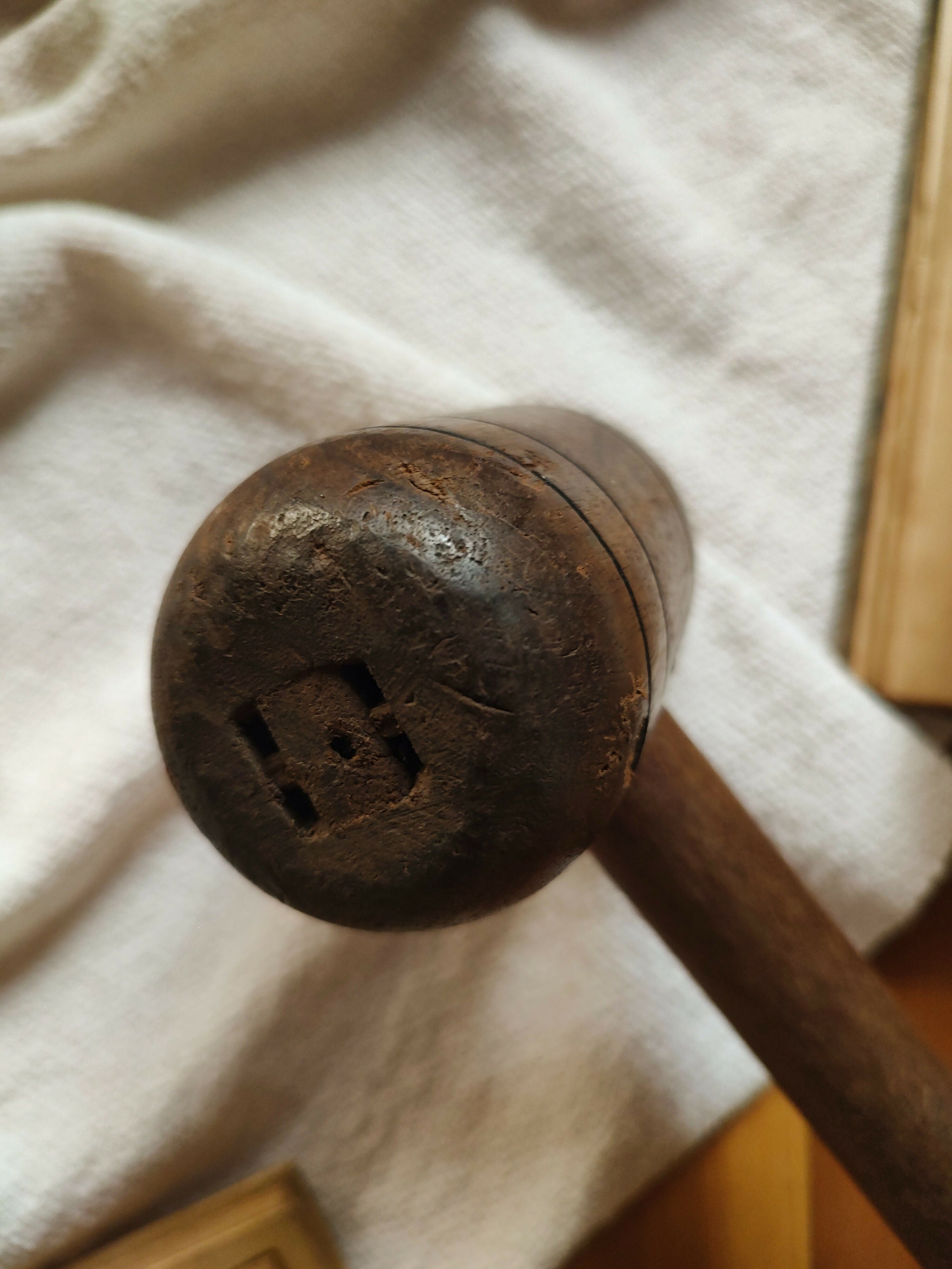 Antigo martelo em madeira maciça