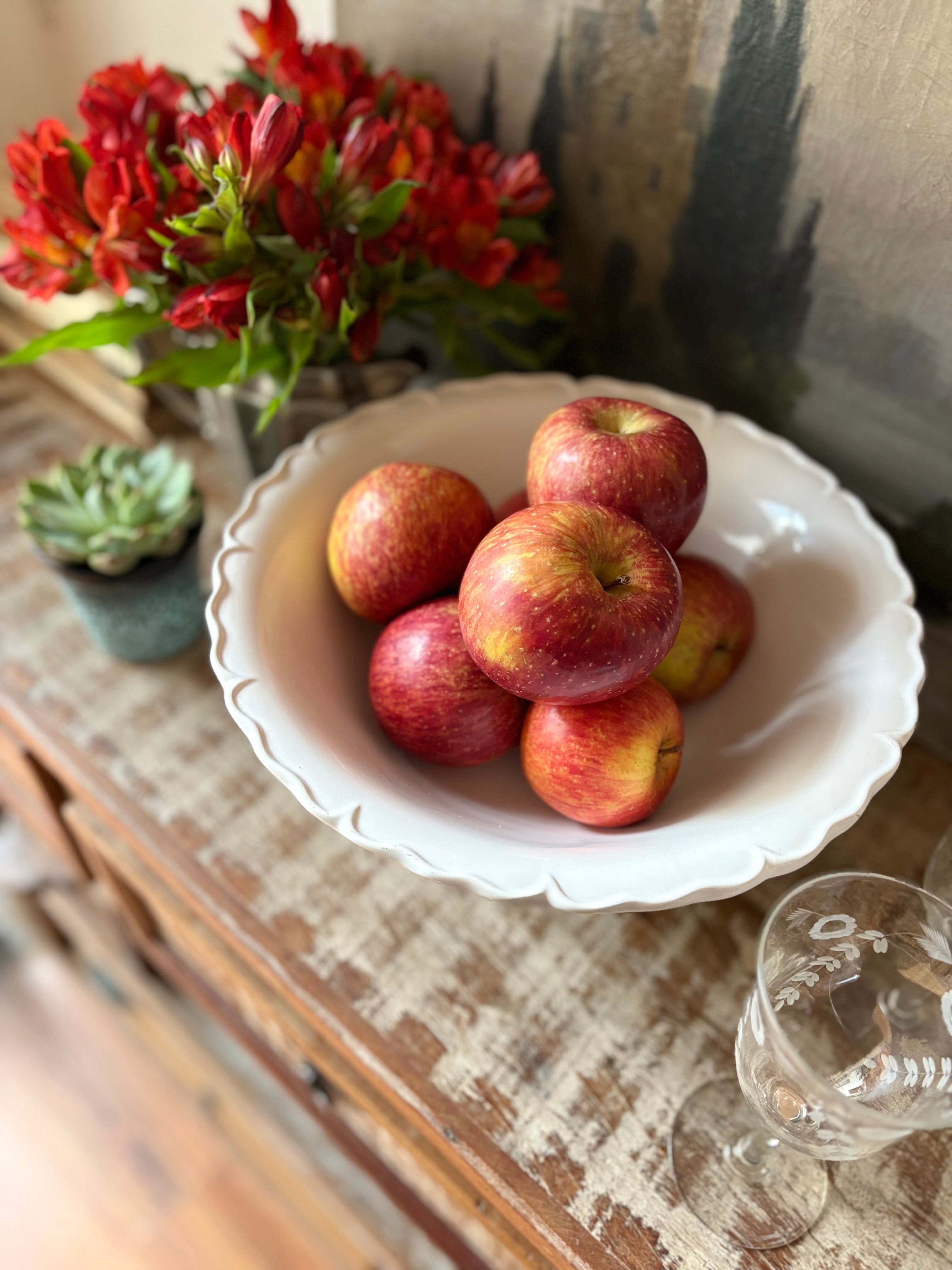 Fruteira grande com pé em cerâmica italiana branca 