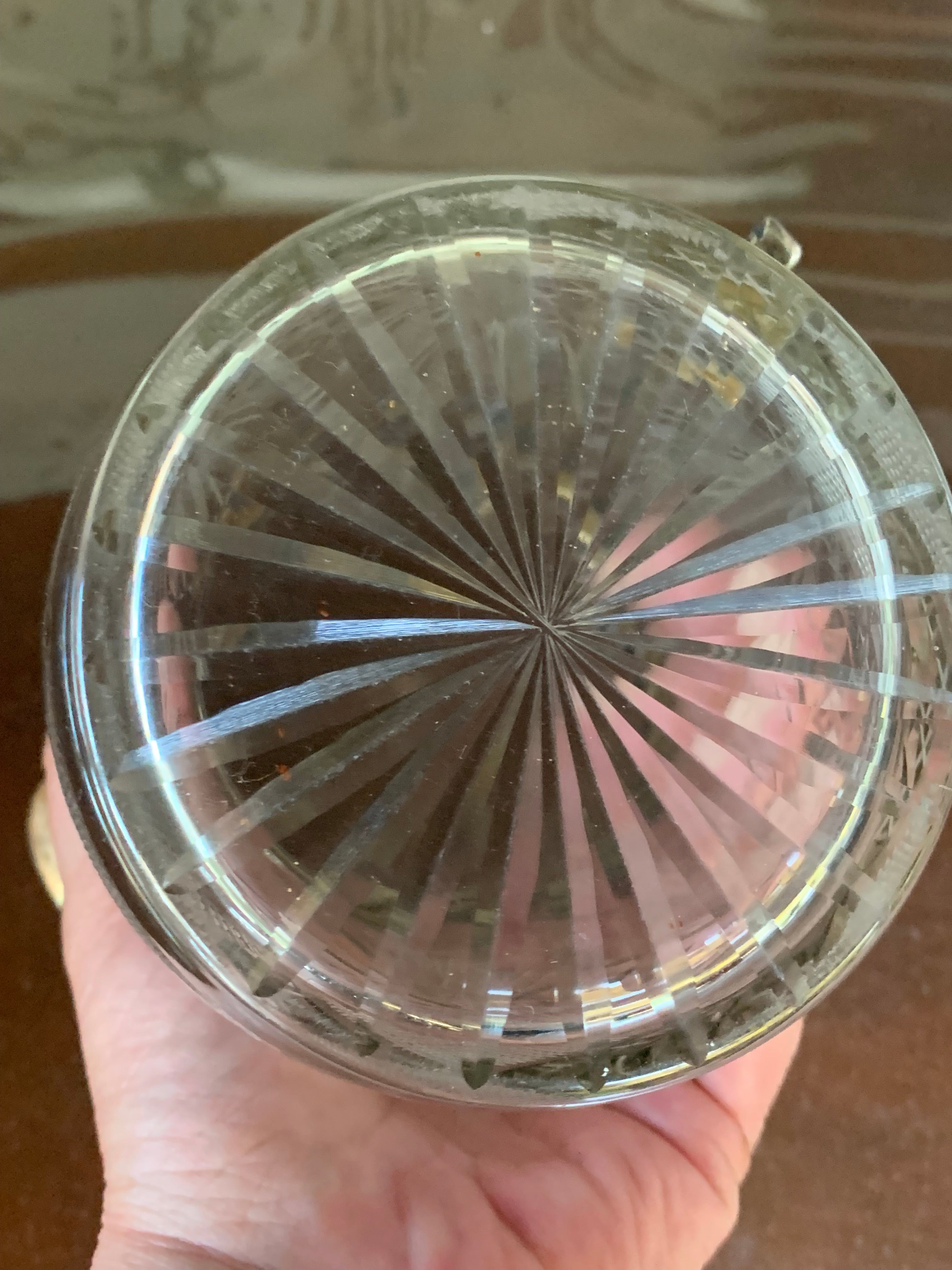 Antiga jarrinha em cristal ricamente lapidada e com detalhes em prata