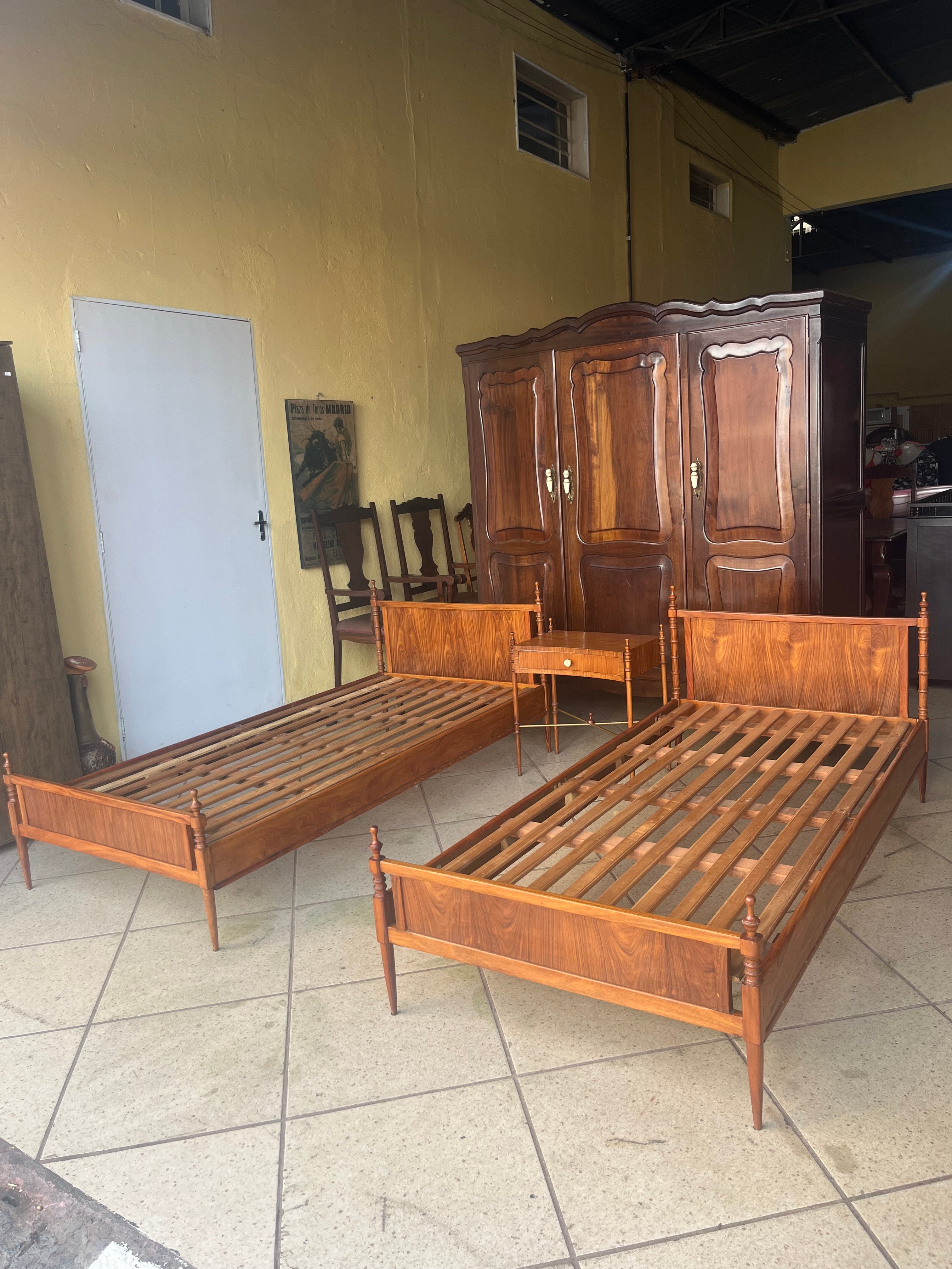 CONJUNTO DE CAMA DE SOLTEIRO COM MESINHA CABECEIRA ANTIGAS