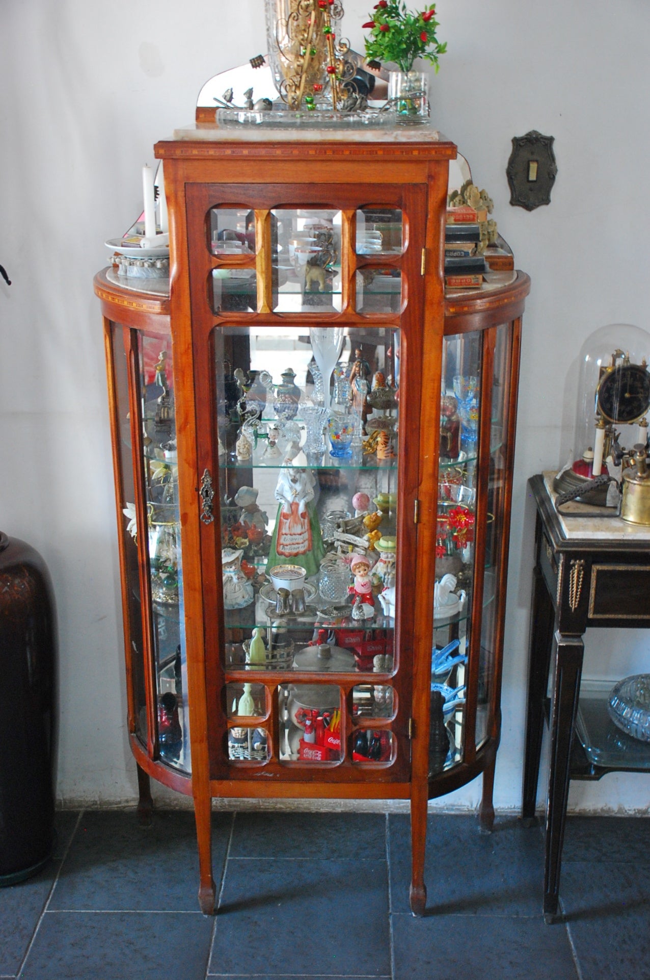 Cristaleira anos 50 com vidro bisotado e espelho interno 1,40 x 0,80