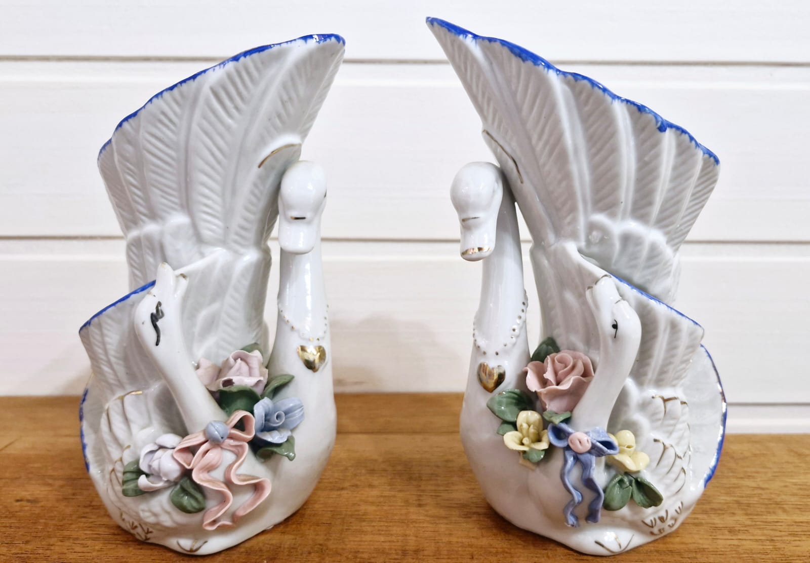 Excepcional par de floreiras em porcelana em forma de cisne 