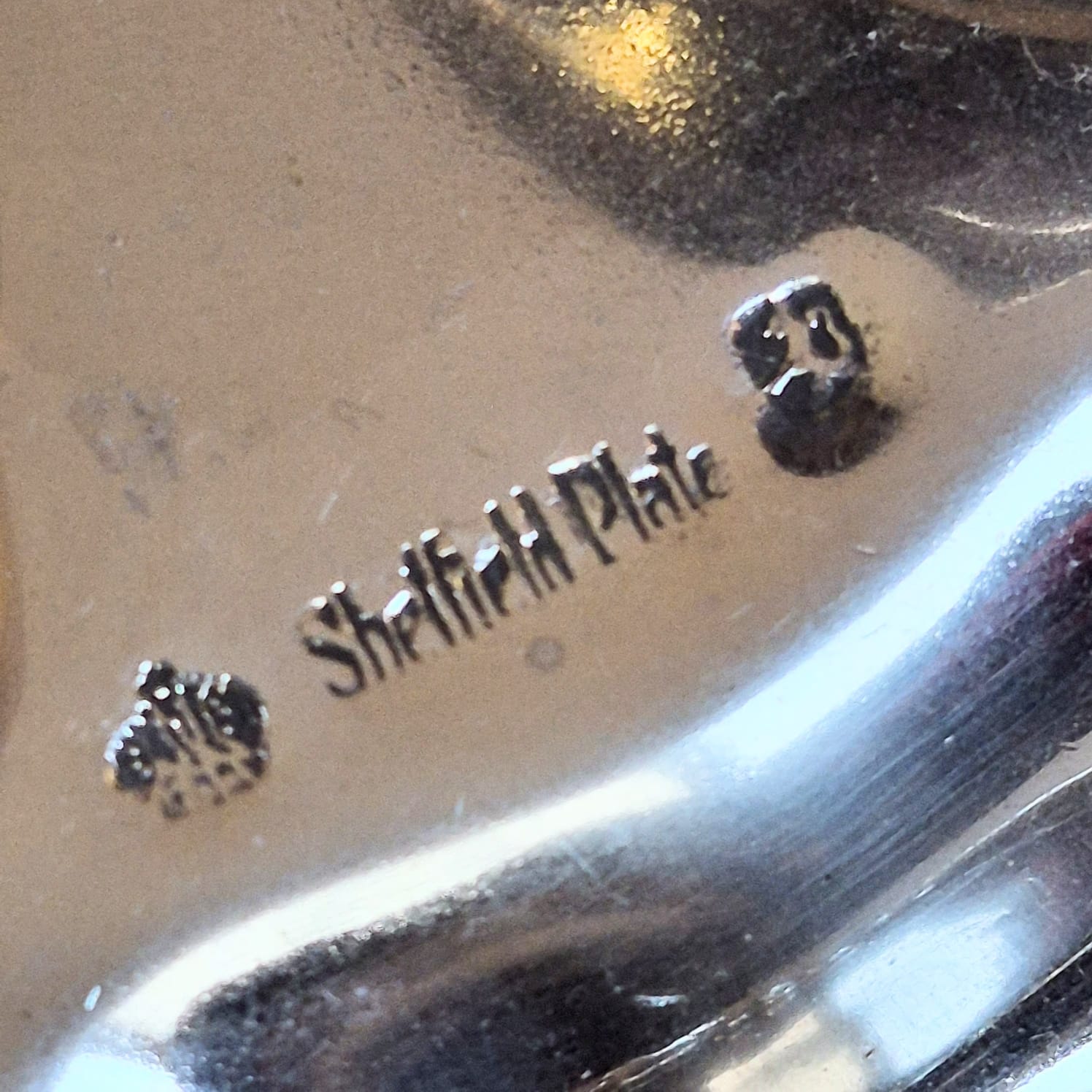 Incrível tinteiro duplo de mesa inglês Sheffield Plate (fusão de cobre e prata esterlina) antigo - anos 1860/70/80, com design vitoriano e banho em ótimo estado. Um achado incrível.