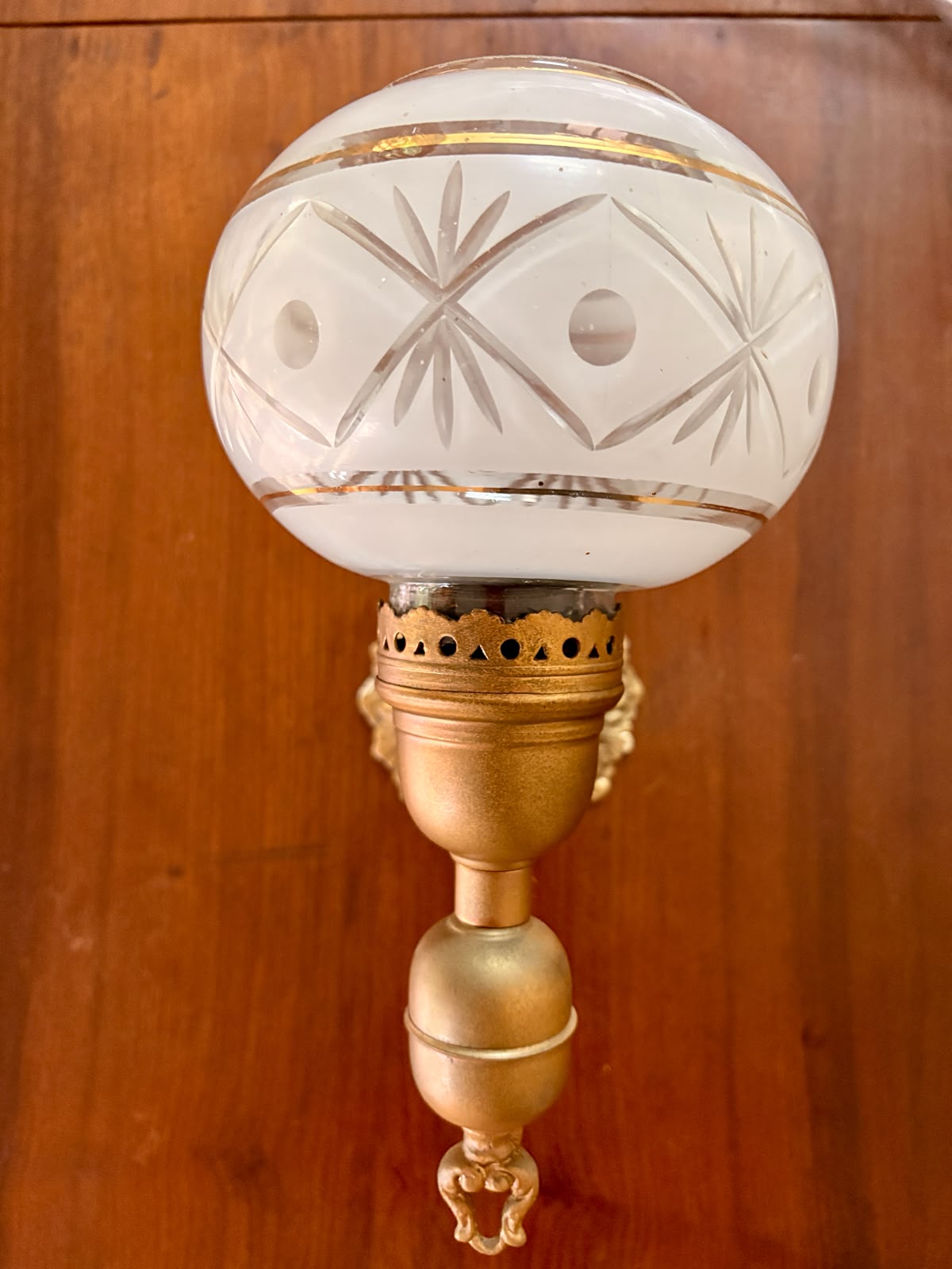 Par de Arandelas douradas com cúpula em vidro trabalhado