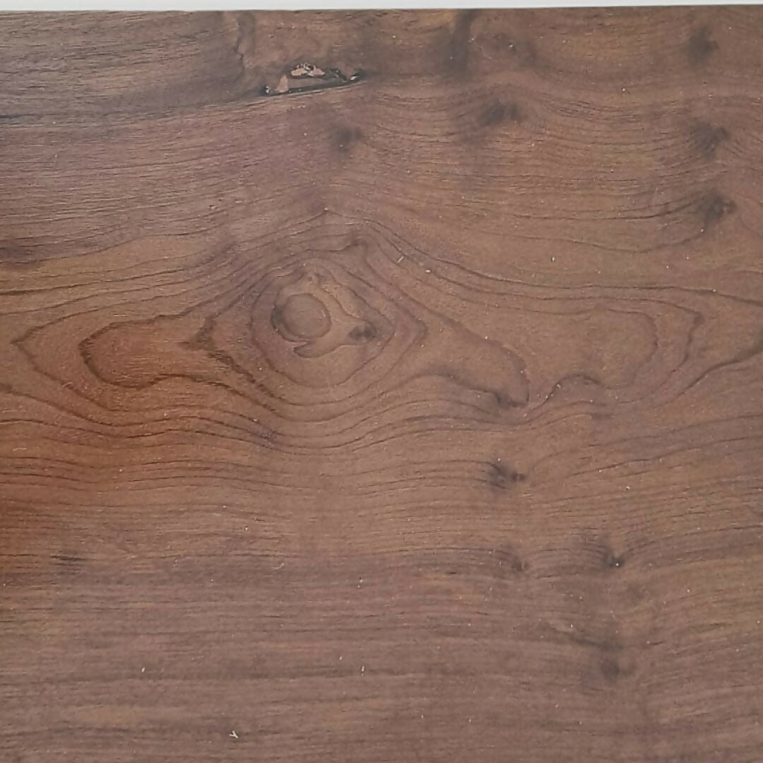 Antiga mesinha de apoio em imbuia maciça.