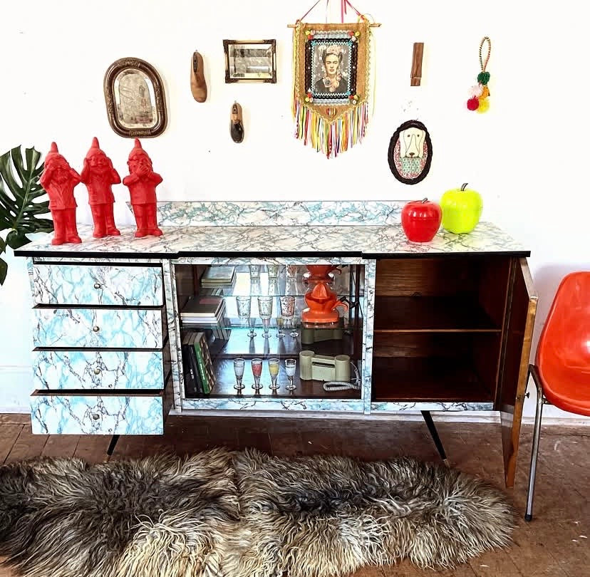 Buffet anos 50 em Fórmica marmorizada em azul