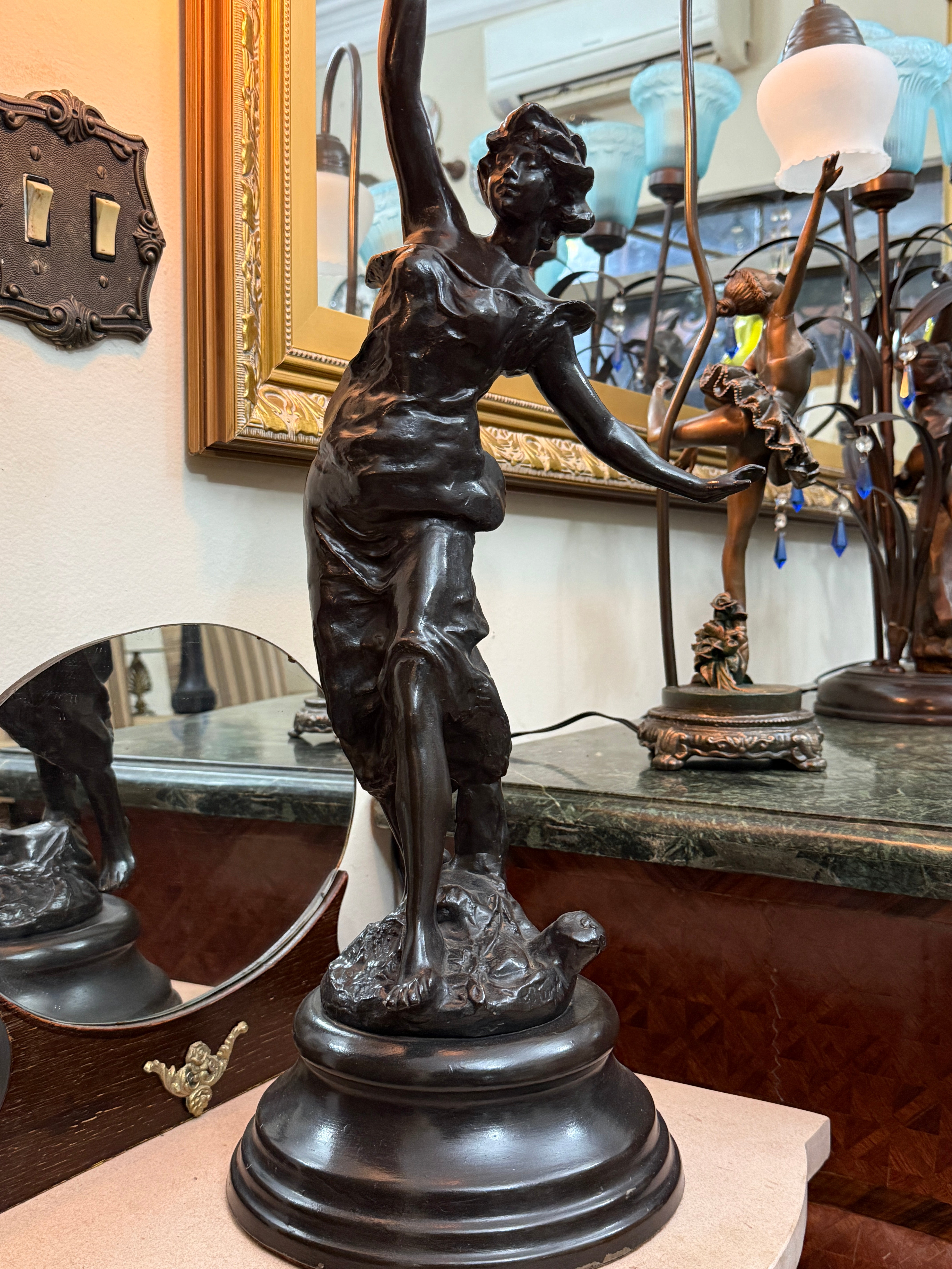 Grande Luminária de mesa em Petit Bronze com figura feminina 