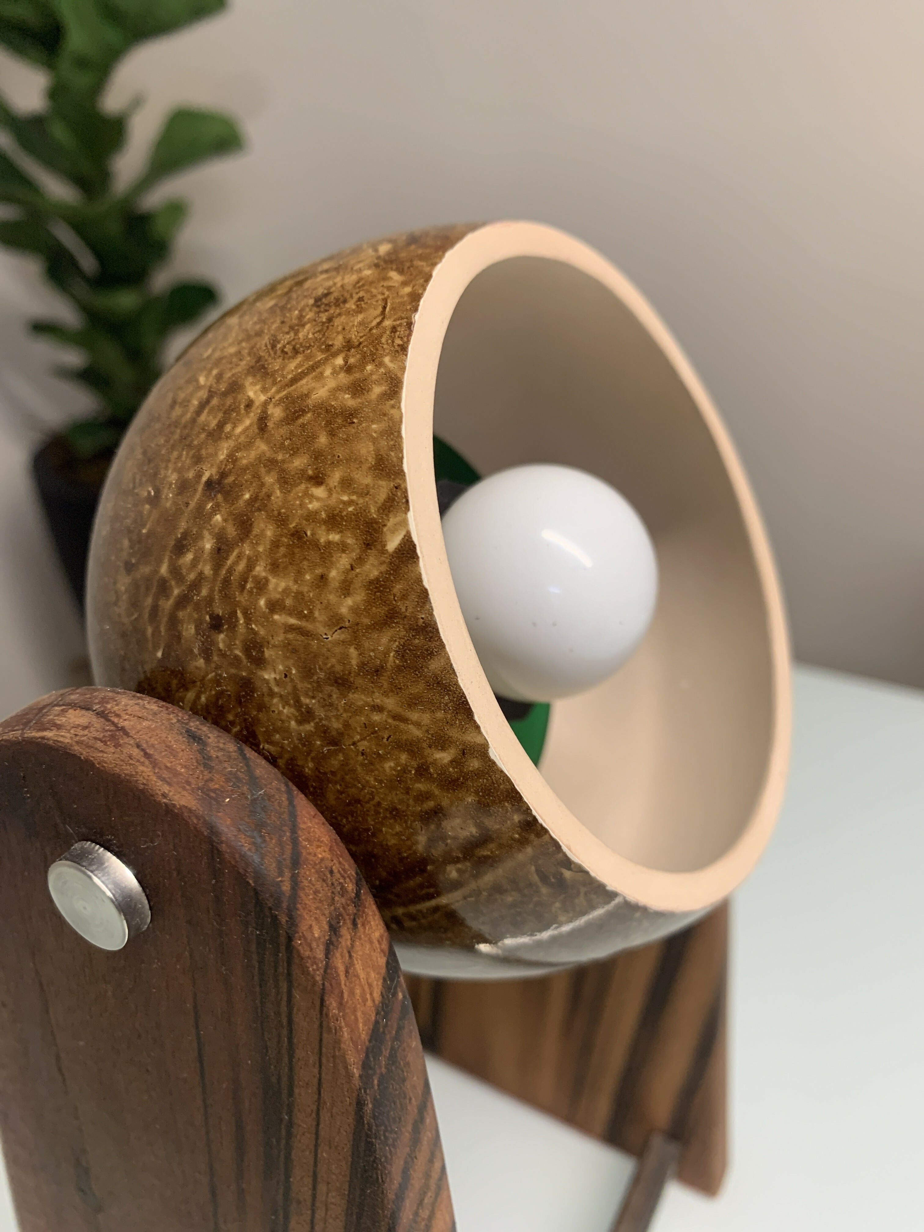 Luminária de mesa em cerâmica, madeira e inox