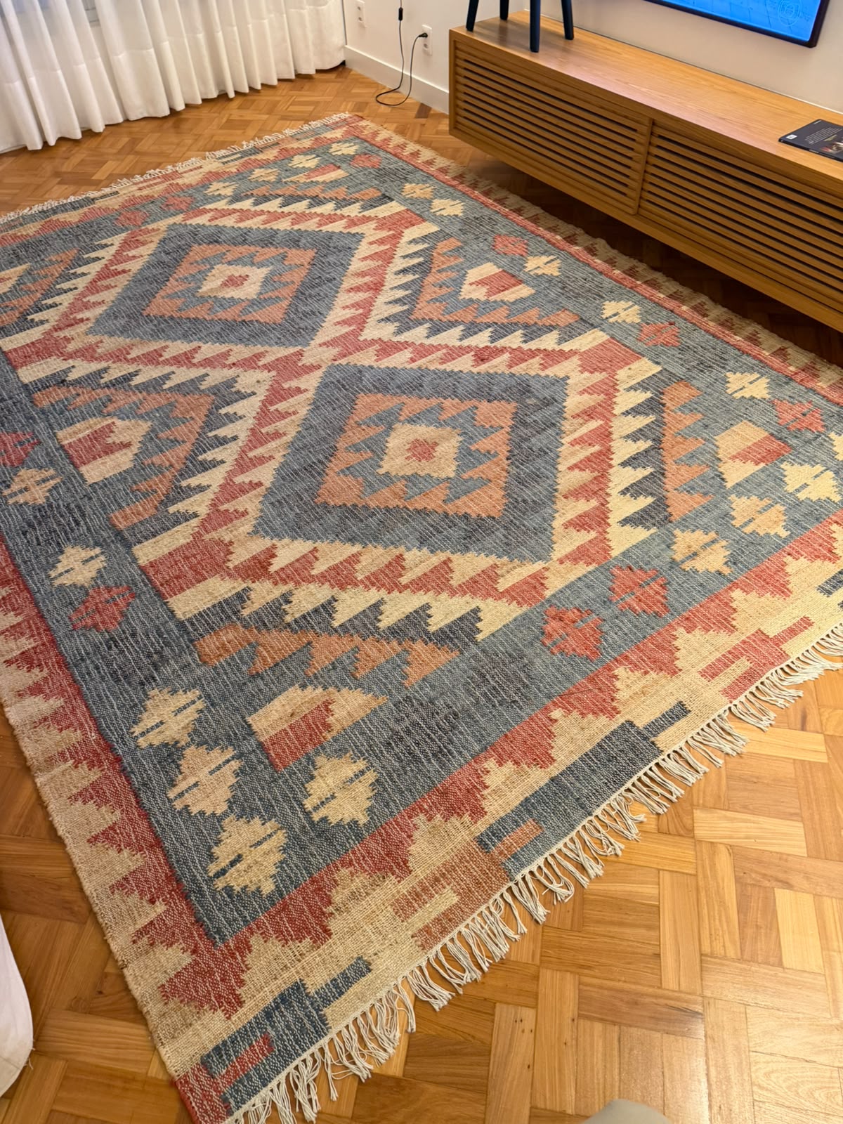 Tapete Kilim com estampa geométrica de tons de azul, rosado, bege e creme