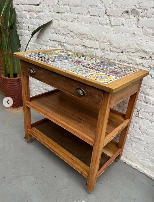 Aparador / Carrinho de madeira com azulejos