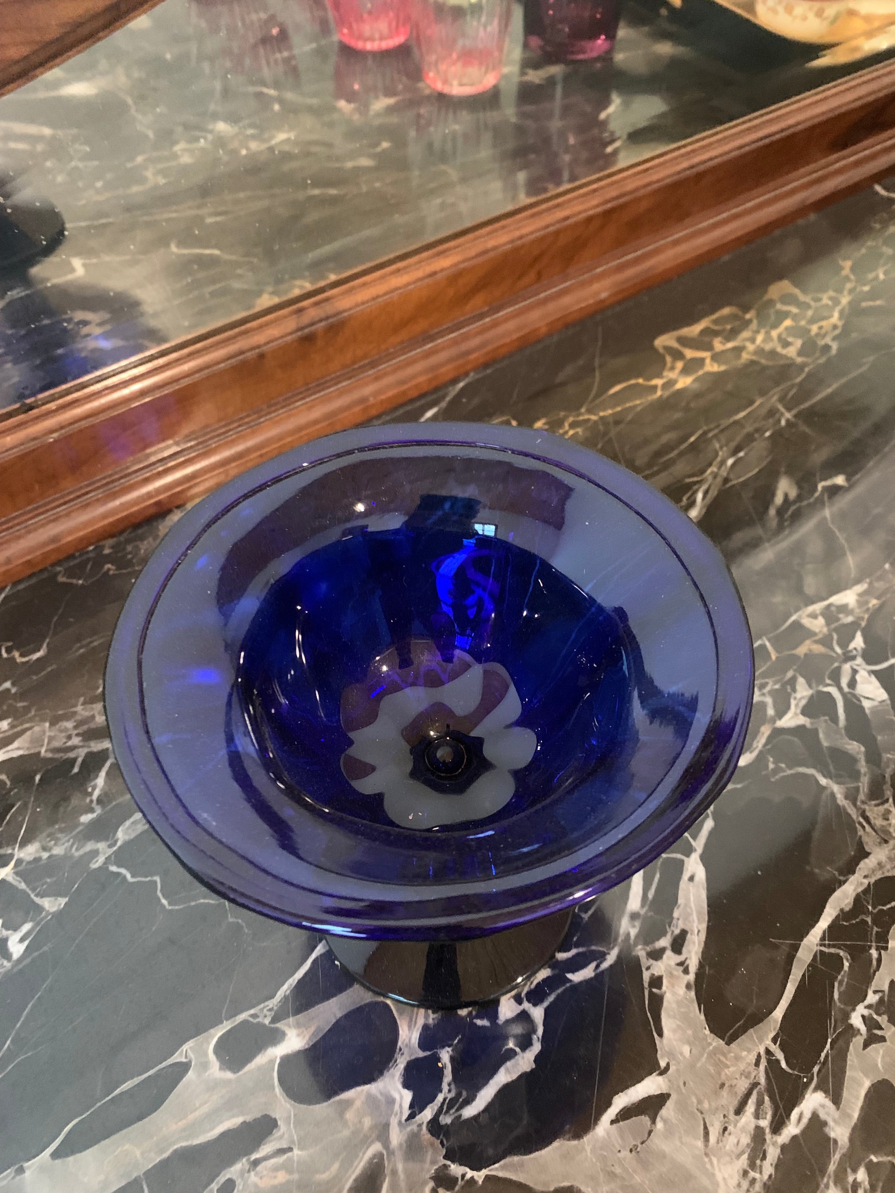 Antiquíssima e rara taça em vidro Biedermeier, com cor azul de cobalto