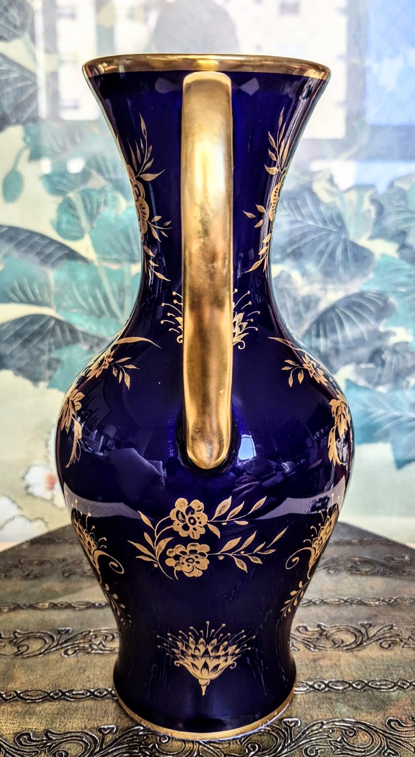  Vaso maravilhoso em porcelana vintage alemã, anos 60, KPM Berlim.  Azul cobalto legítimo com dourações à ouro 24k.