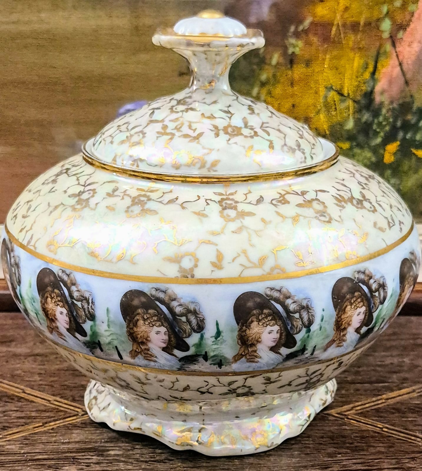 Bomboniére incrível, em excelente estado de conservação, anos 40, em porcelana nacional Real.