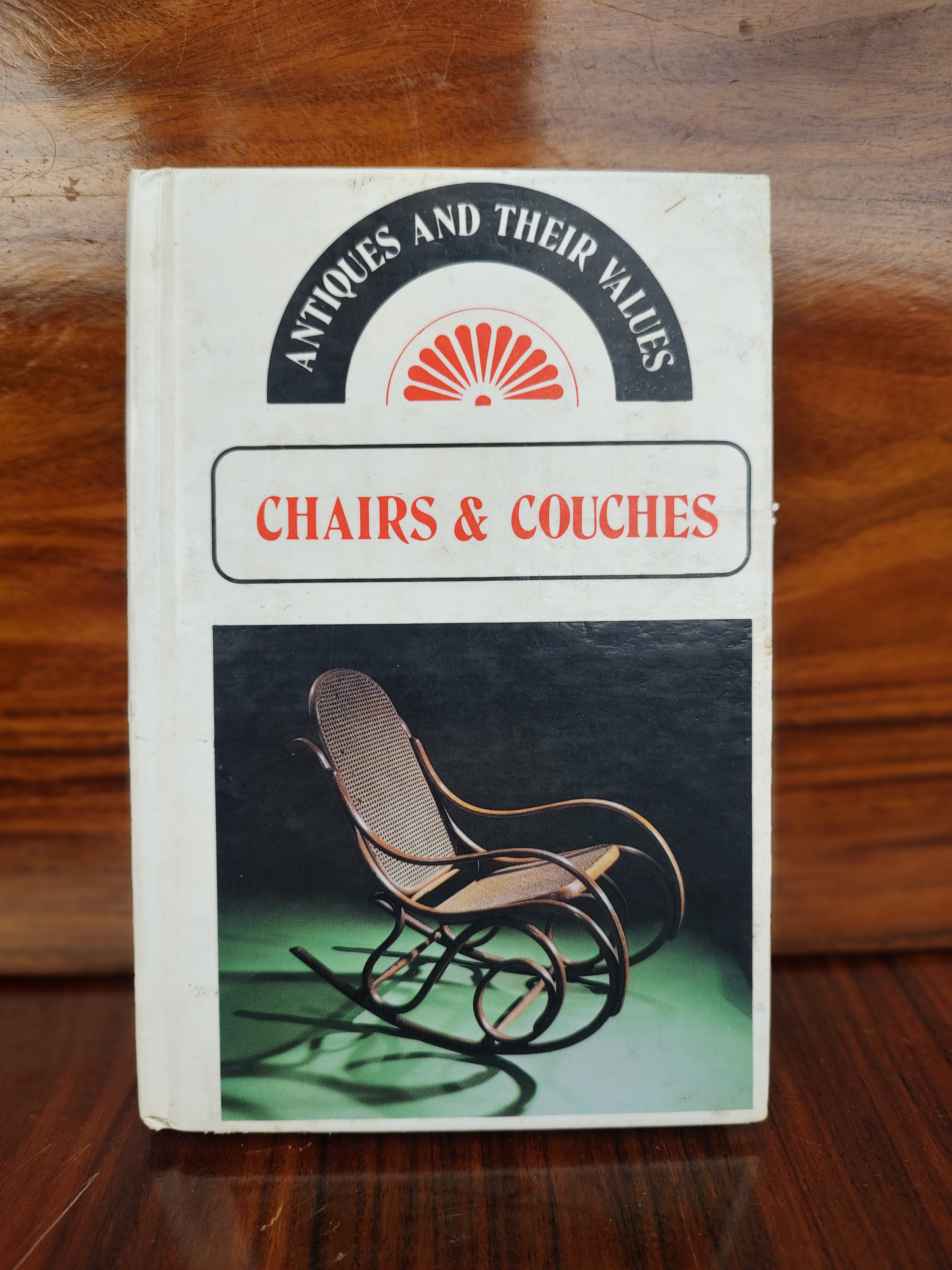 Raro Livro "Chairs & Couches — Antiques and Their Values"  por Tony Curtis - edição 1980