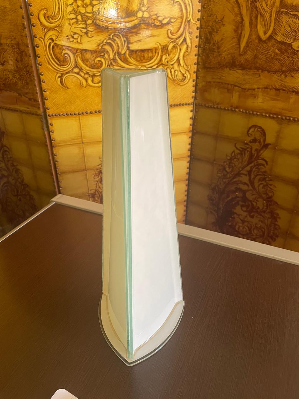 Vaso vintage solitário triangular em vidro leitoso 