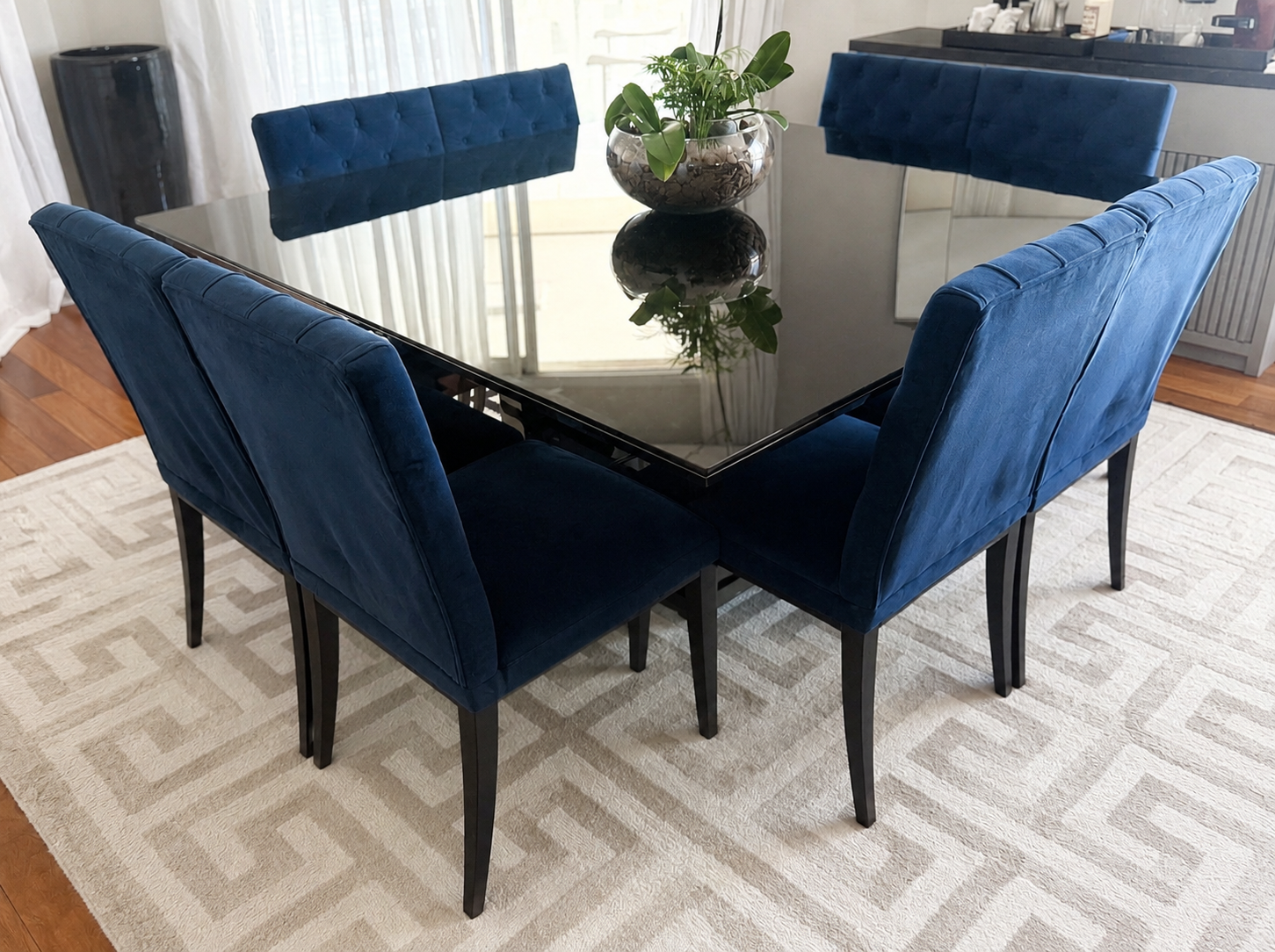Mesa de jantar quadrada em laca preta com 8 cadeiras Capitonê em azul - Ilustre Móveis