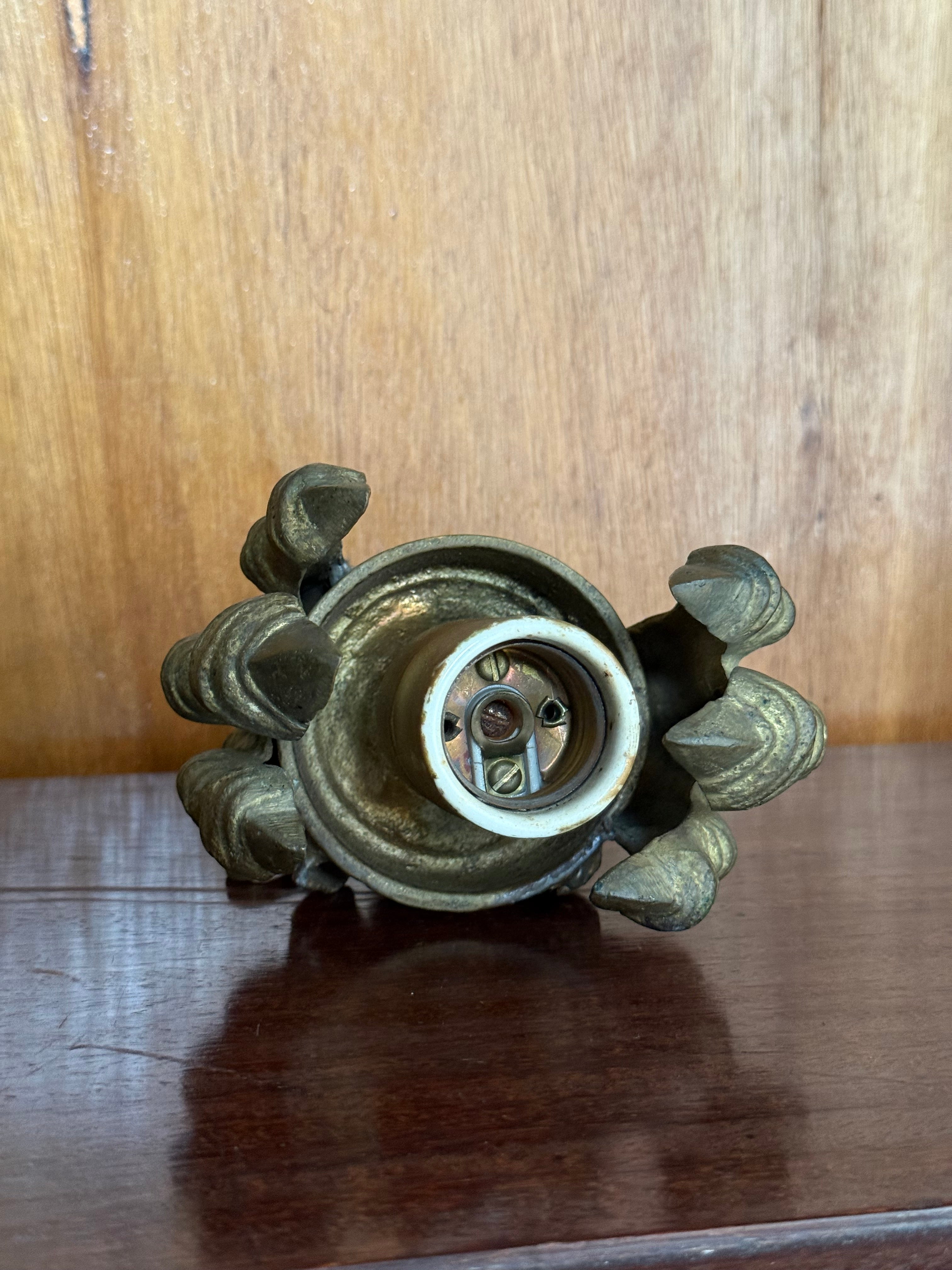 Antiga luminária decorativa em bronze/metal patinado, com garras de ave