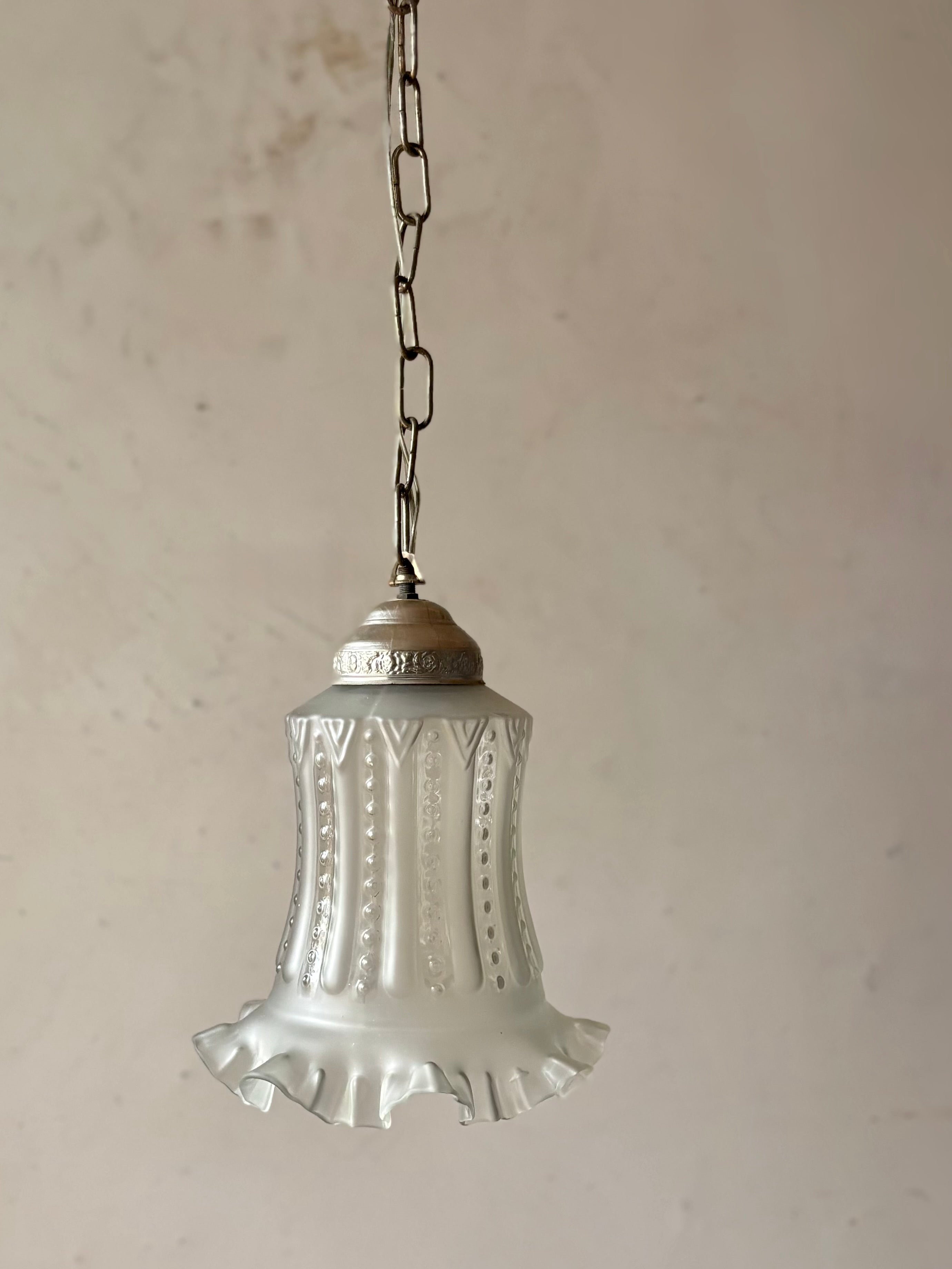 Luminária pendente de vidro texturizado e ondulado 