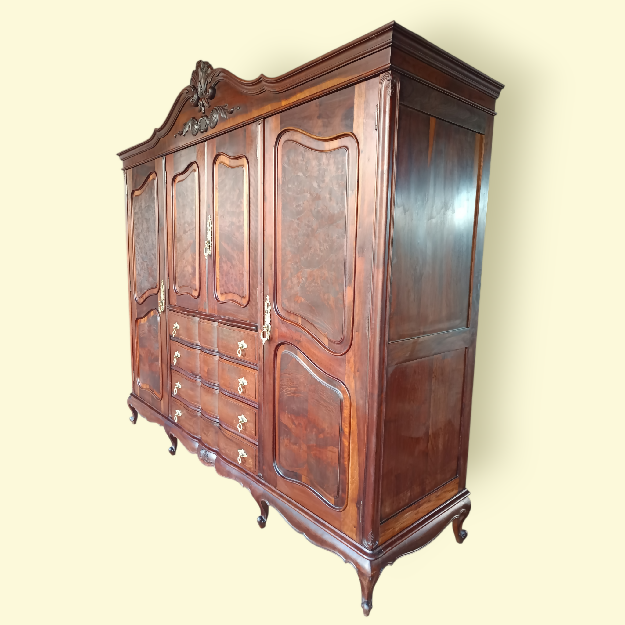 Maravilhoso Guarda Roupas Clássico