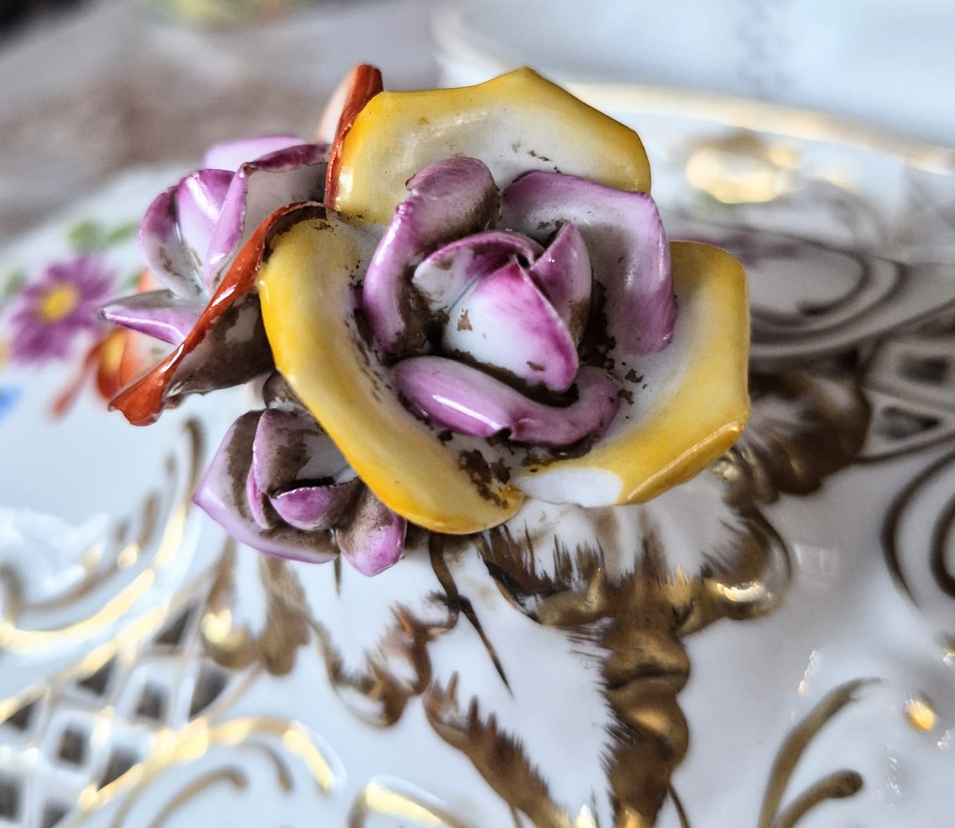  Lindíssima e grande bomboniére em porcelana europeia,  estilo Dresden/Capodimonte.  Em perfeito estado,  mínimo bicado na flor da pega.   Maravilhosa!