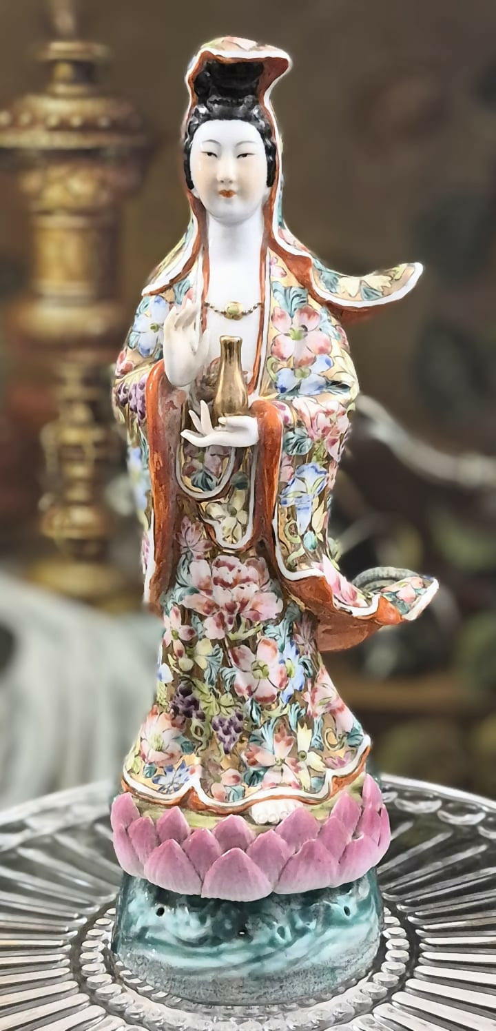 Estatueta da Deusa da Compaixão e Sabedoria Kuan Yin, decorada ao estilo Família Rosa Mille Fleur