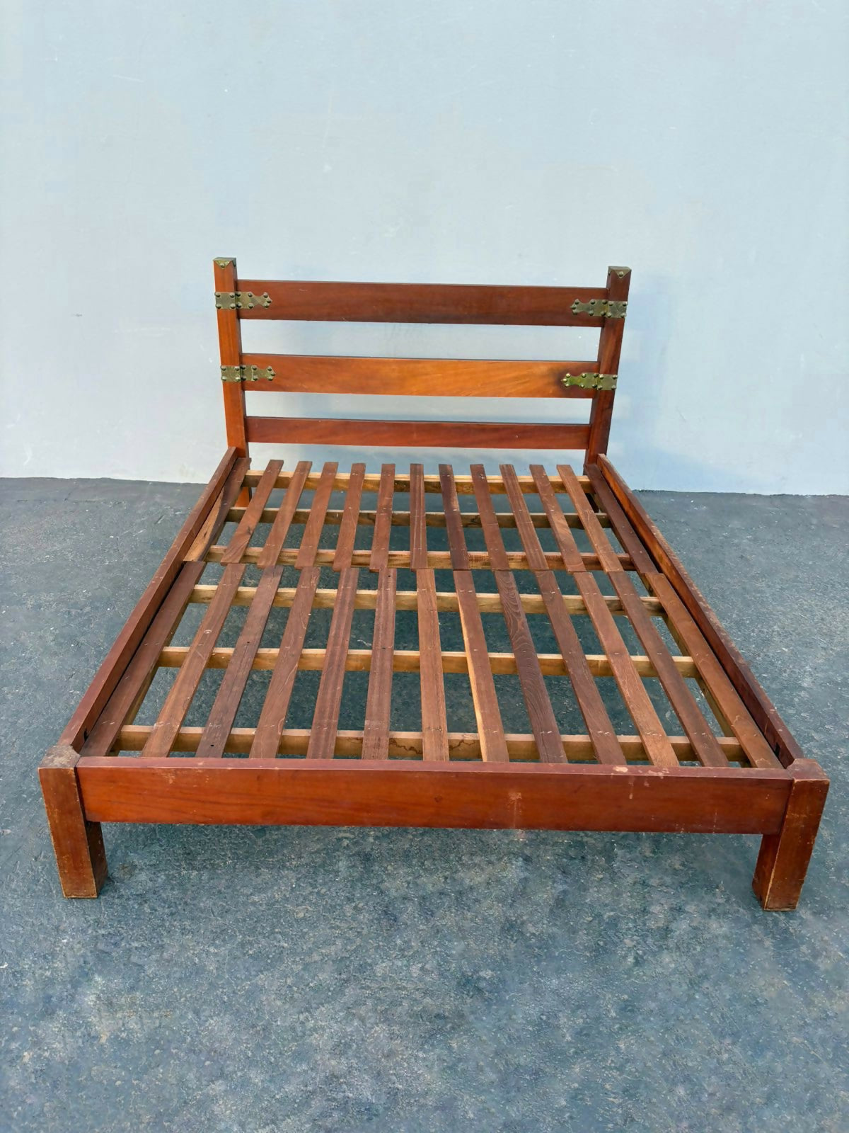 Cama de Casal em Madeira Maciça – Design Minimalista e Robusto