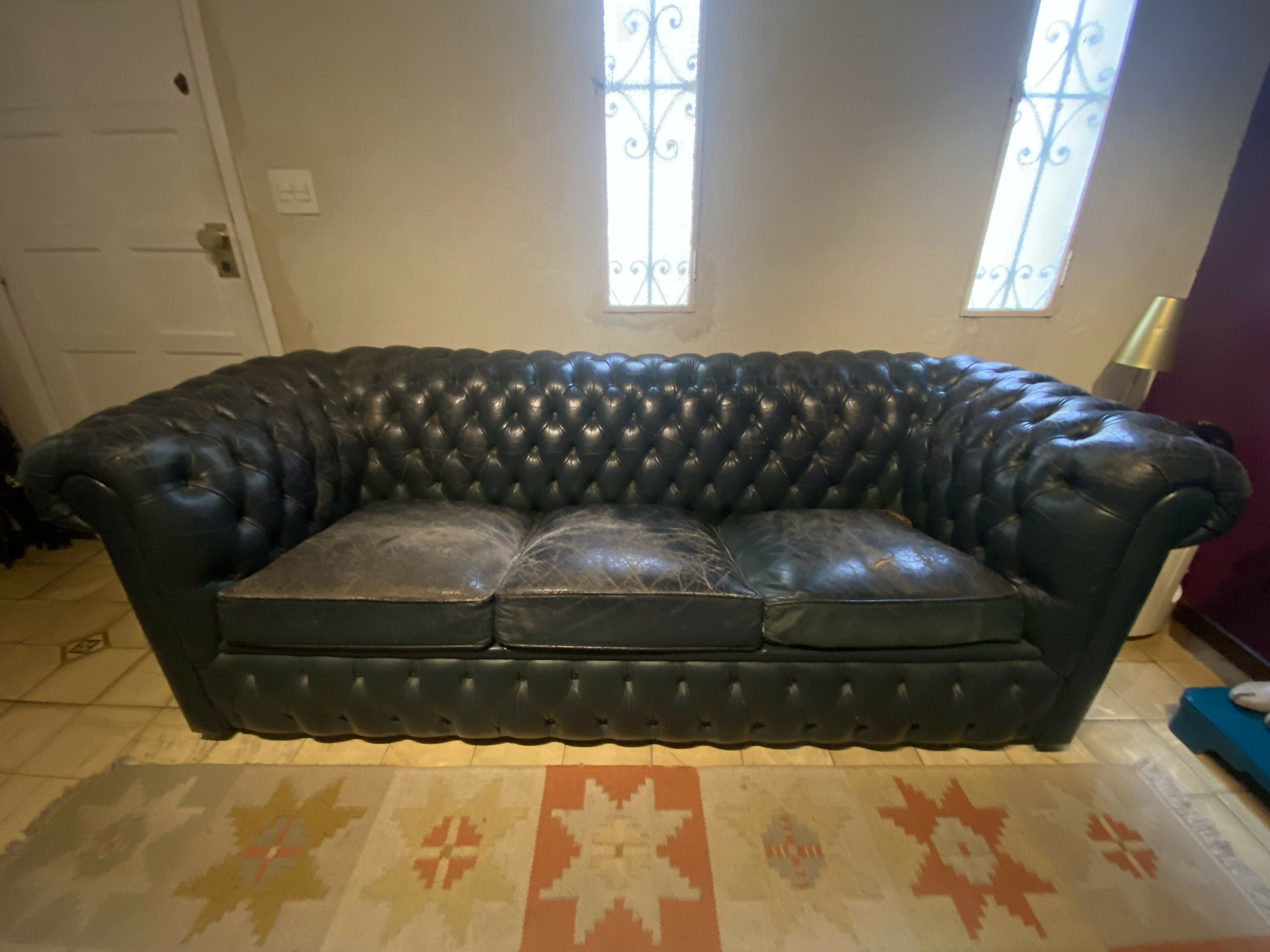 Sofá Chesterfield em couro original verde