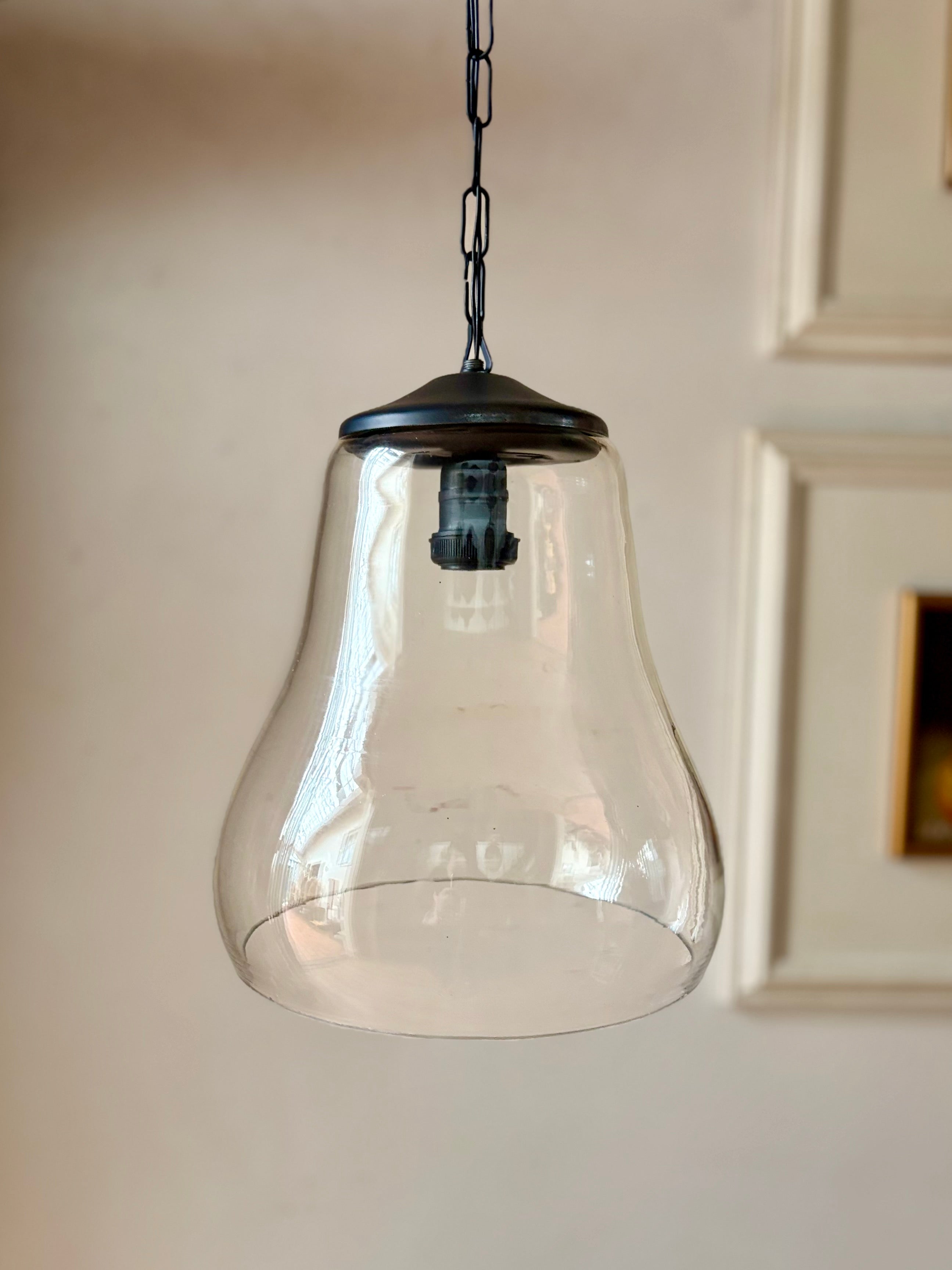 Luminária pendente com cúpula de vidro bojudo 