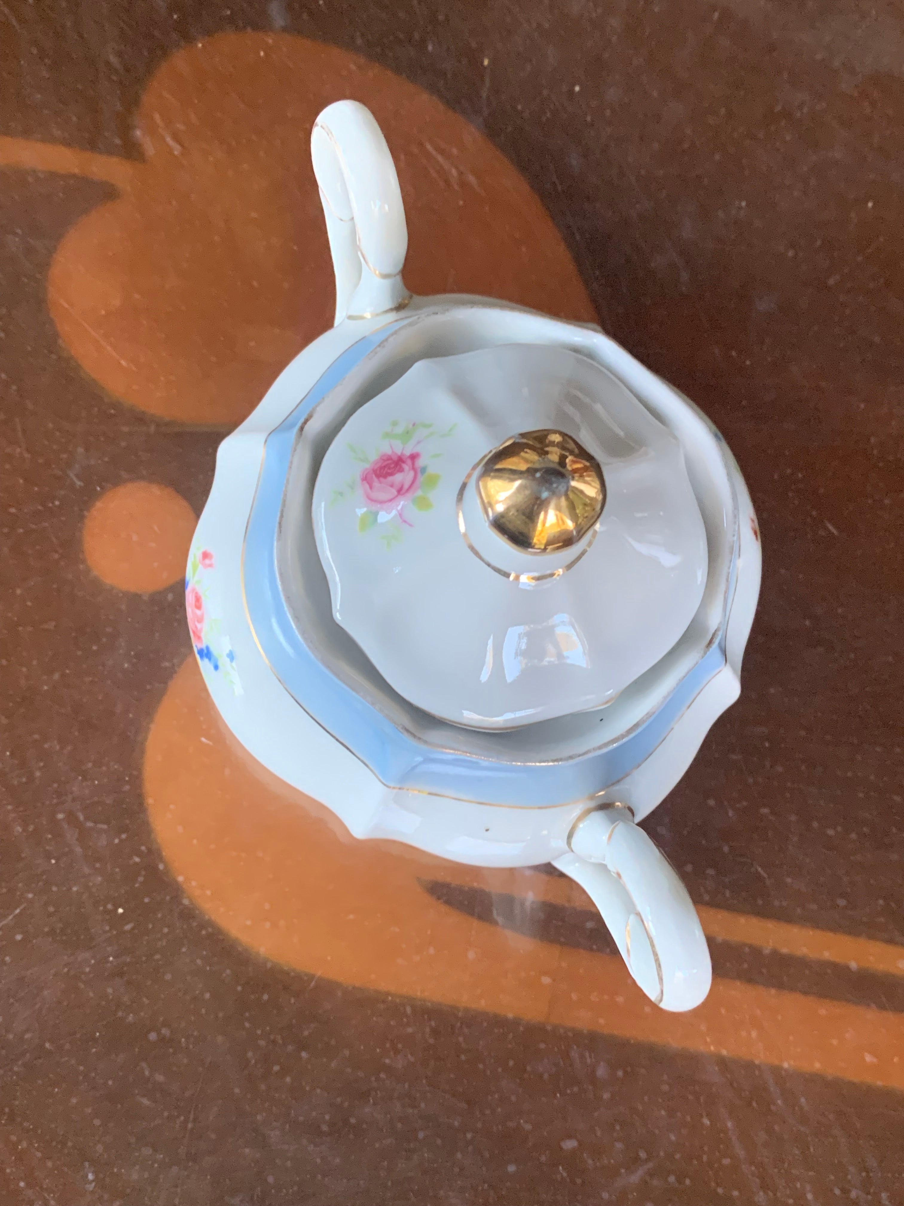 Delicadíssimo açucareiro em porcelana Mauá em azul claro com motivos florais 