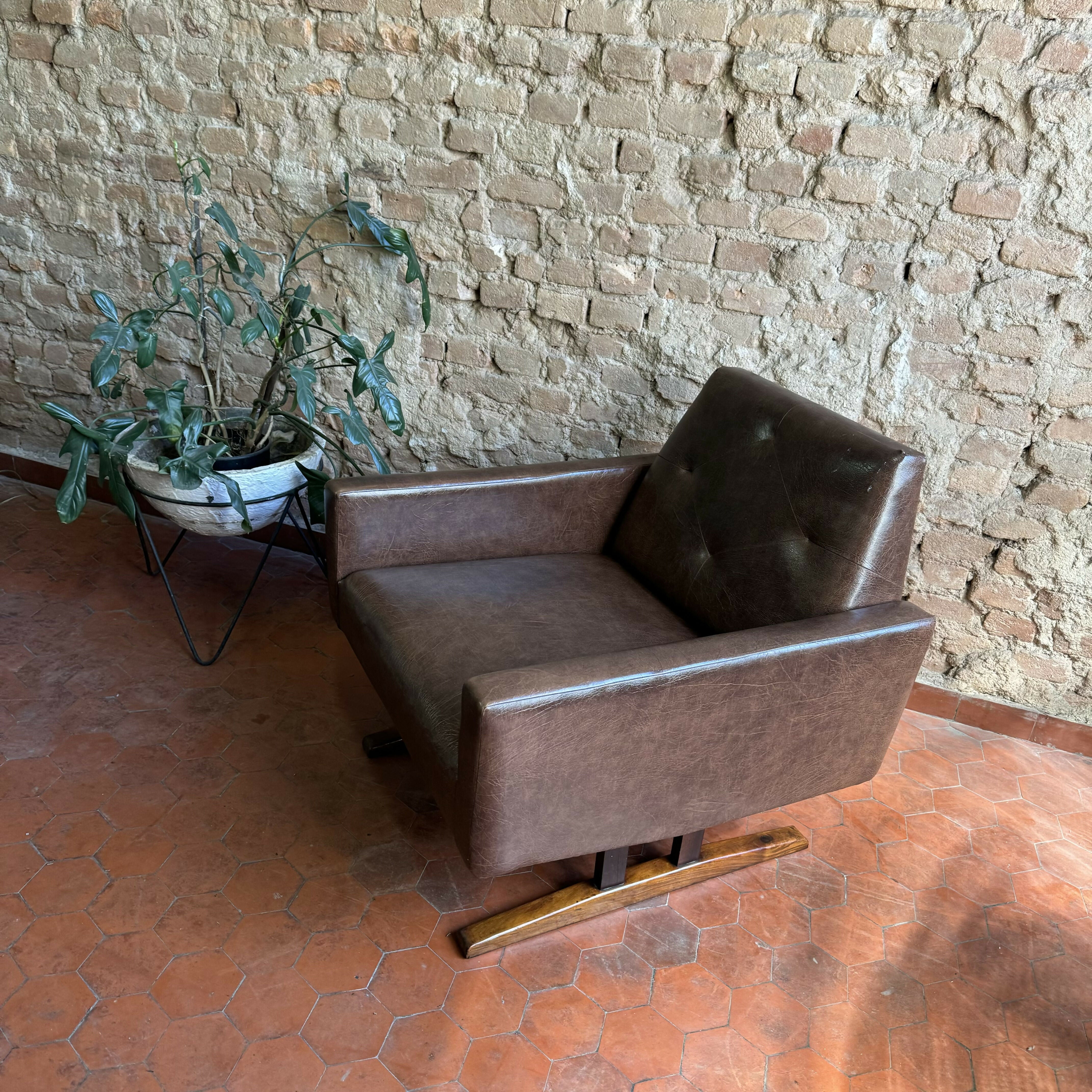 Poltrona anos 60 em courvin marrom