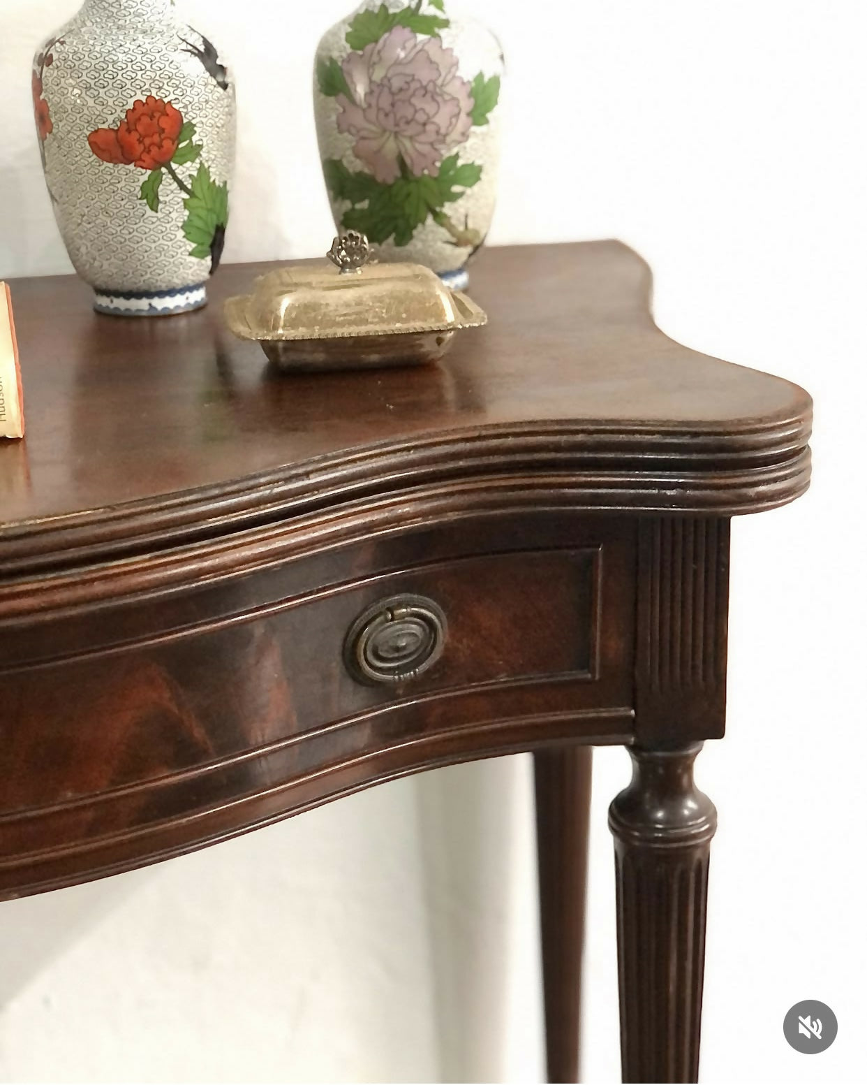 Mesa aparador estilo Luís XVI com tampo dobrável e reversível para mesa de apoio