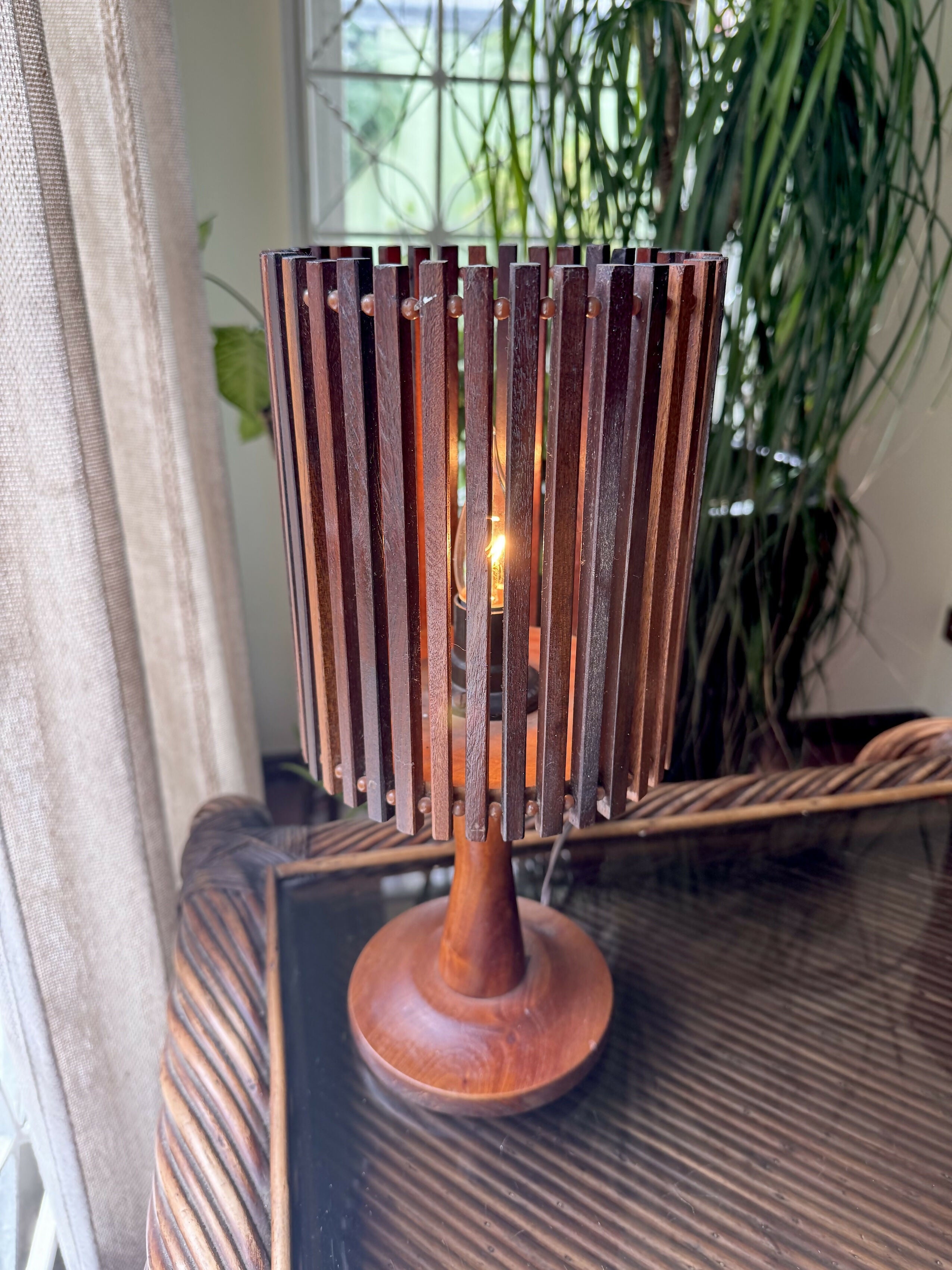 Luminária Abajur Ripas de Madeira