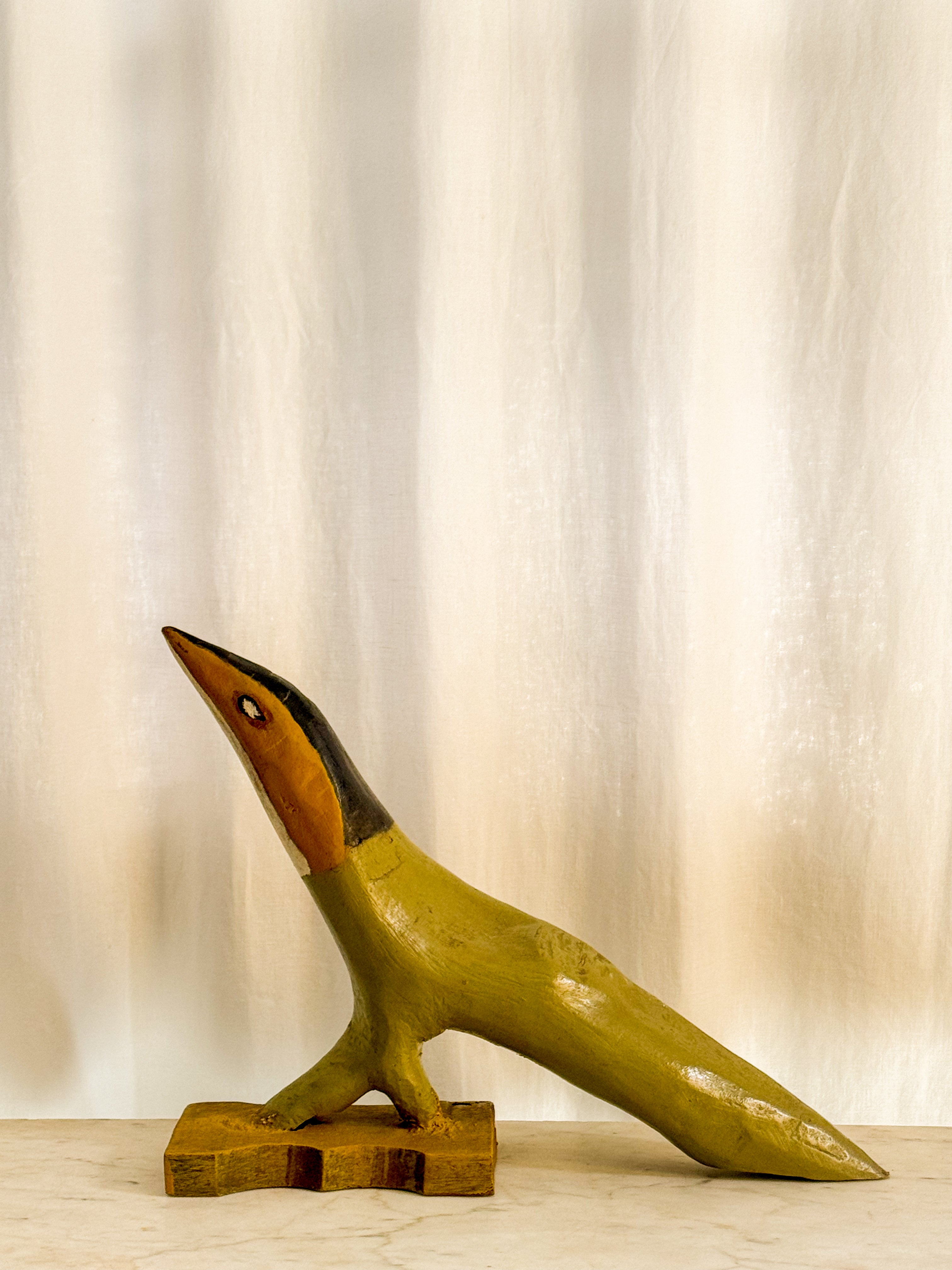 Escultura em madeira pintada a mão