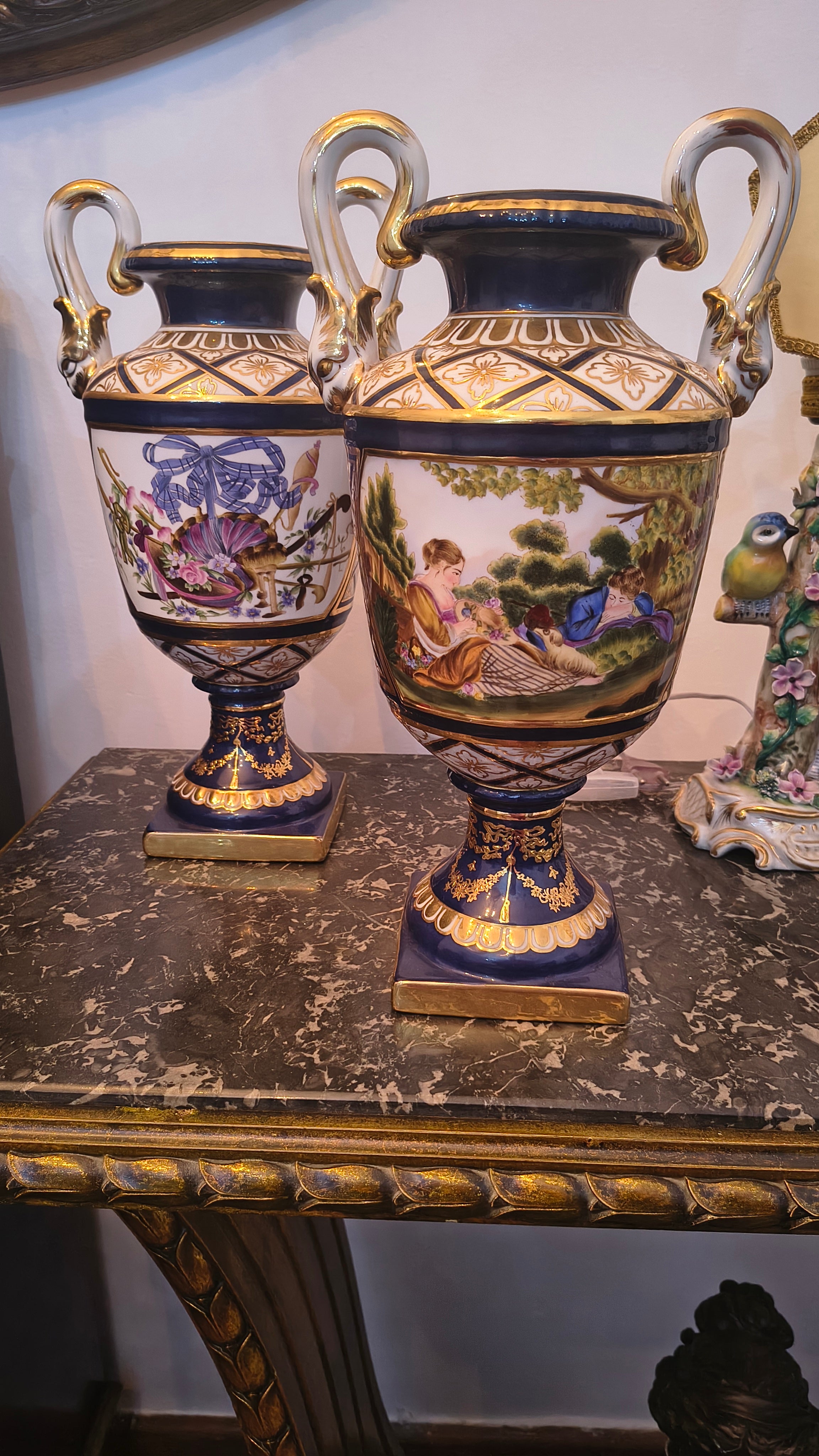 Par de Ânforas europeias pintadas à mão com cenas galantes e flores 