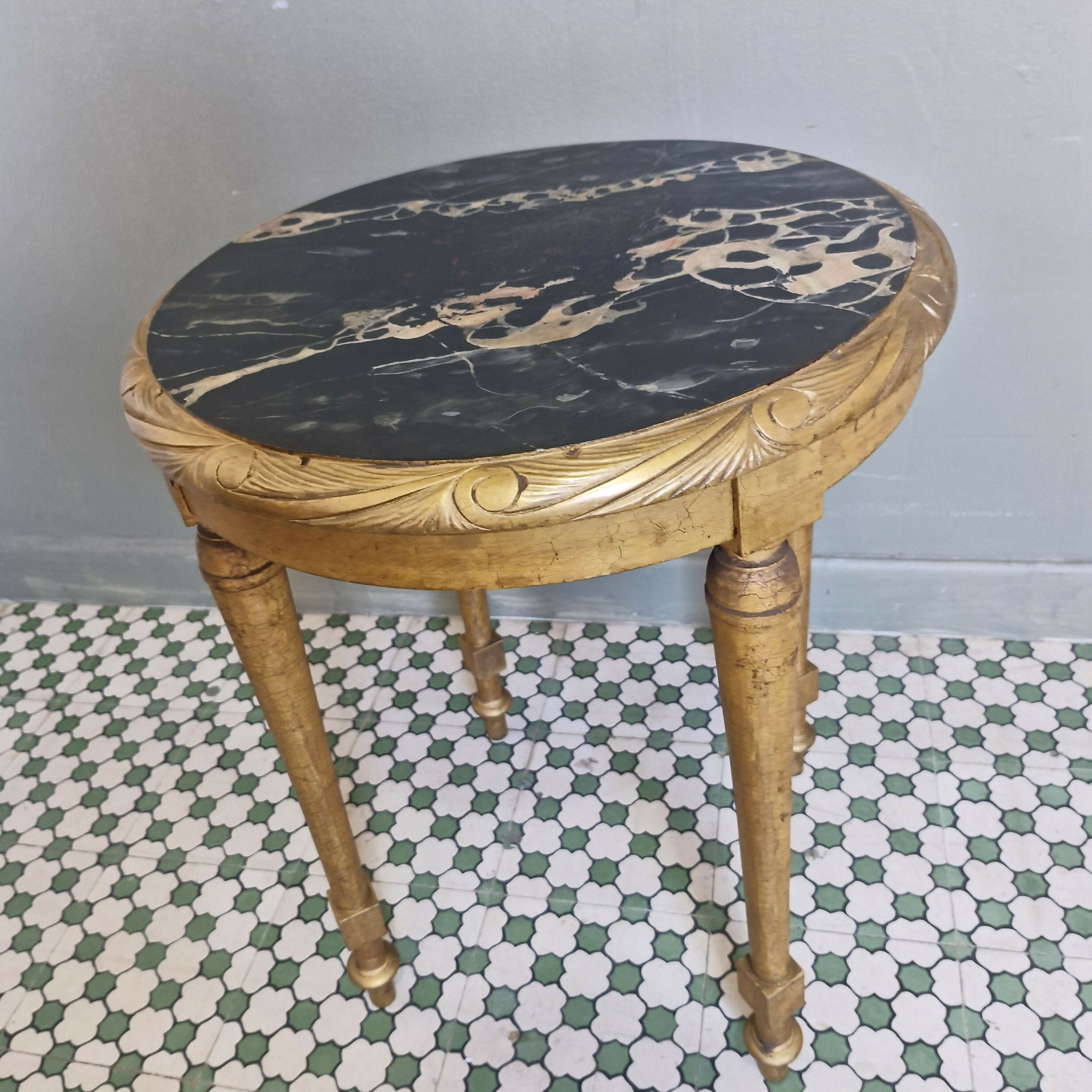 Mesa de apoio ou canto redonda em madeira marmorizada