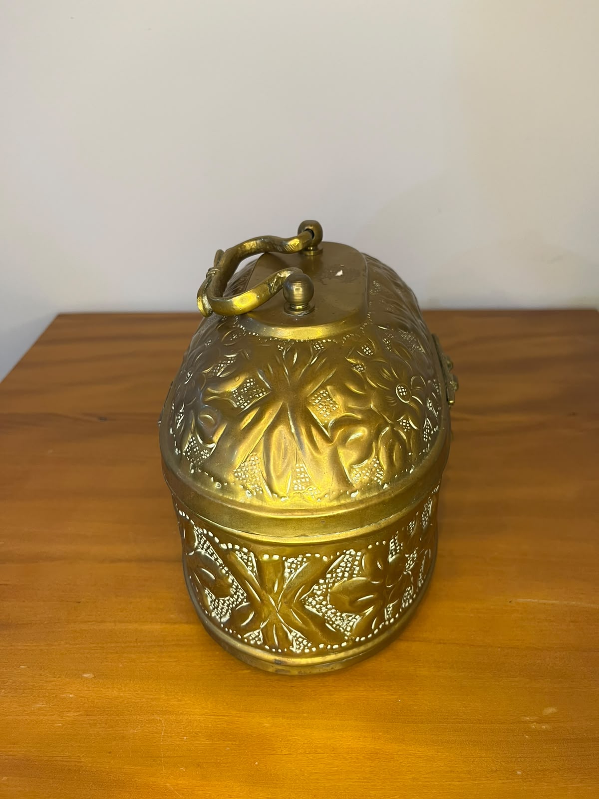Caixa decorativa oval em metal dourado repuxado – motivos florais | 23 × 14 × 17 cm