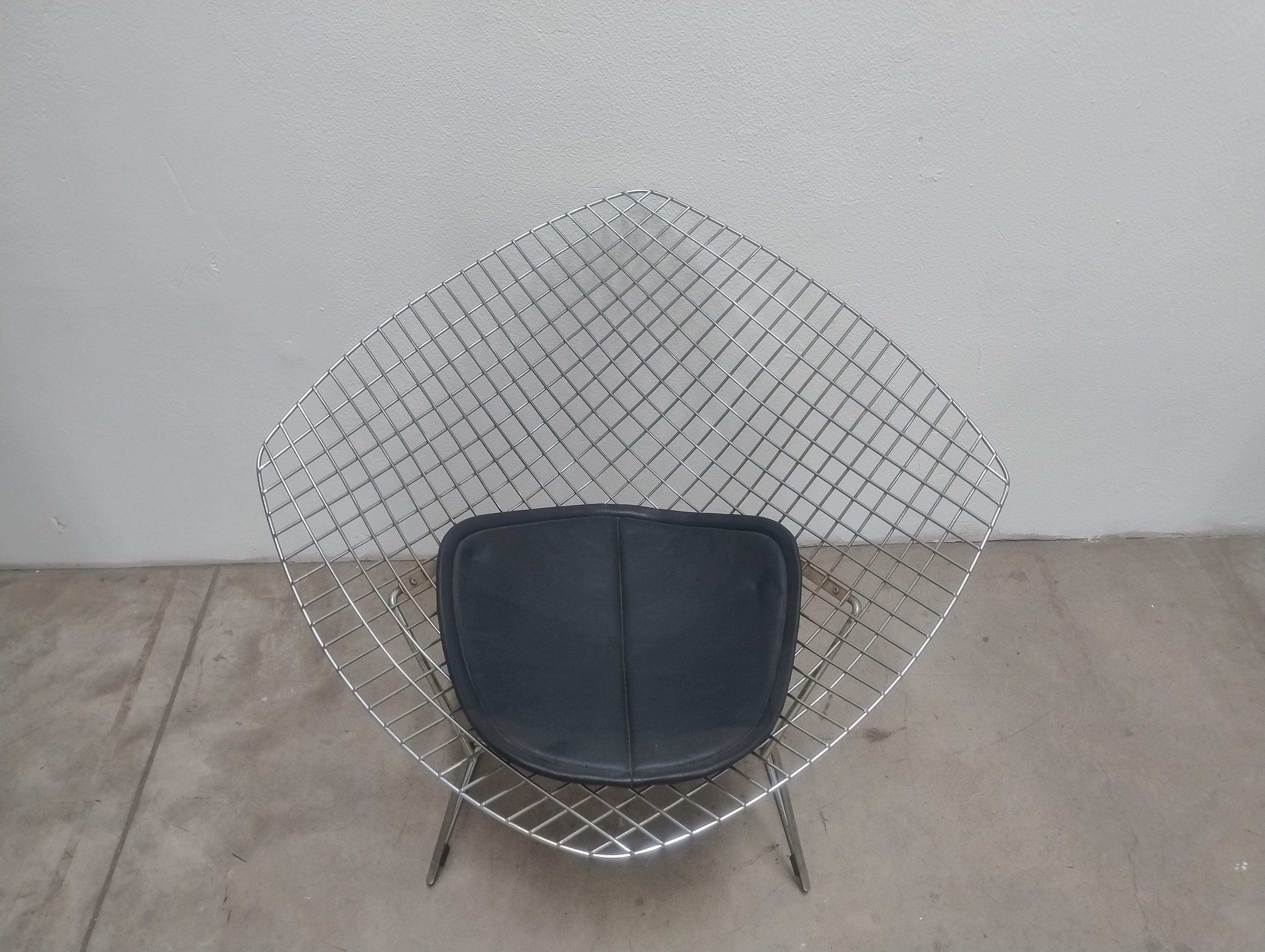 Par de Poltronas Bertoias Cromadas Aramadas com assento preto 