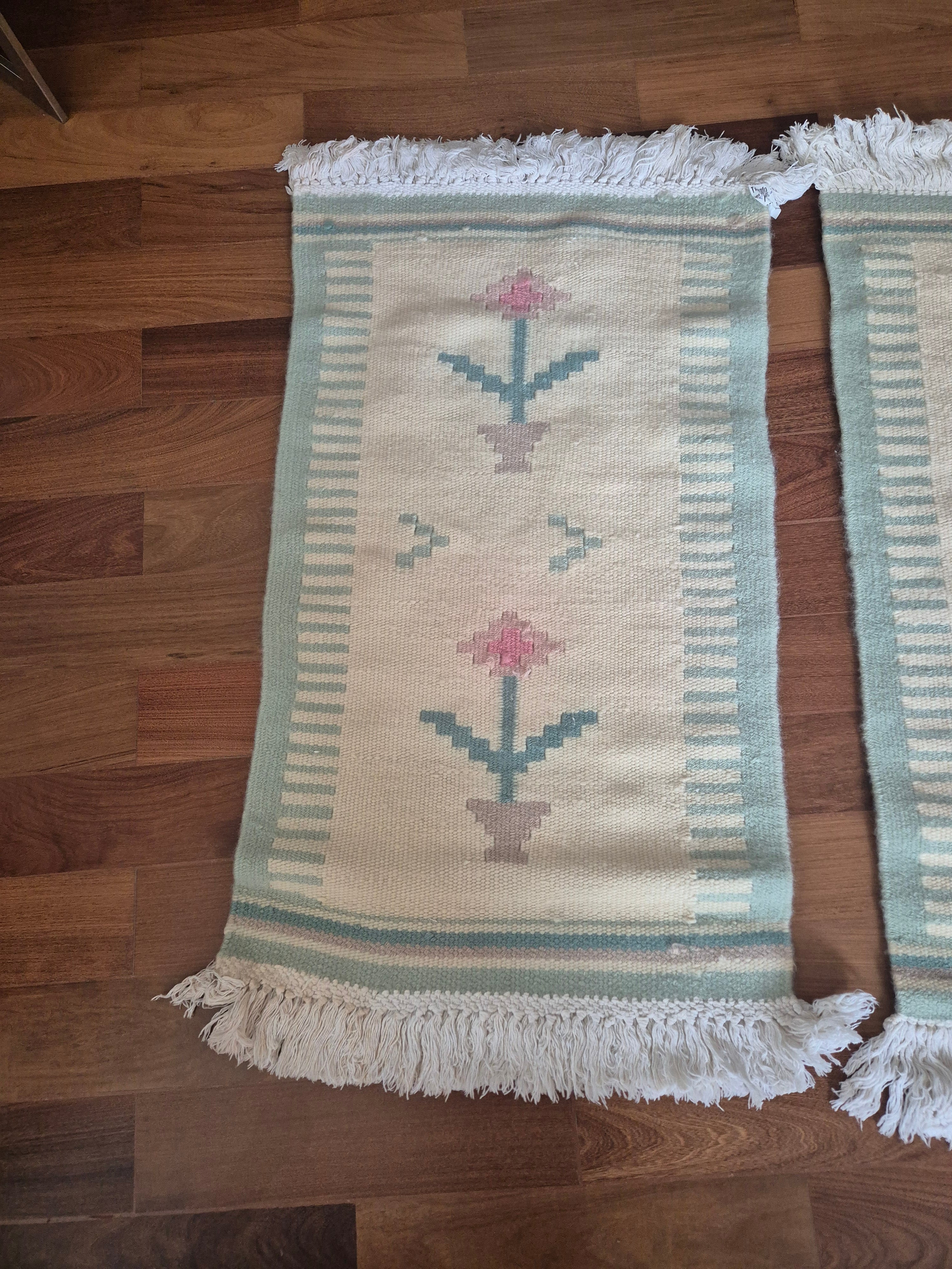 Par de tapetes Kilim com motivos florais para beira de cama 