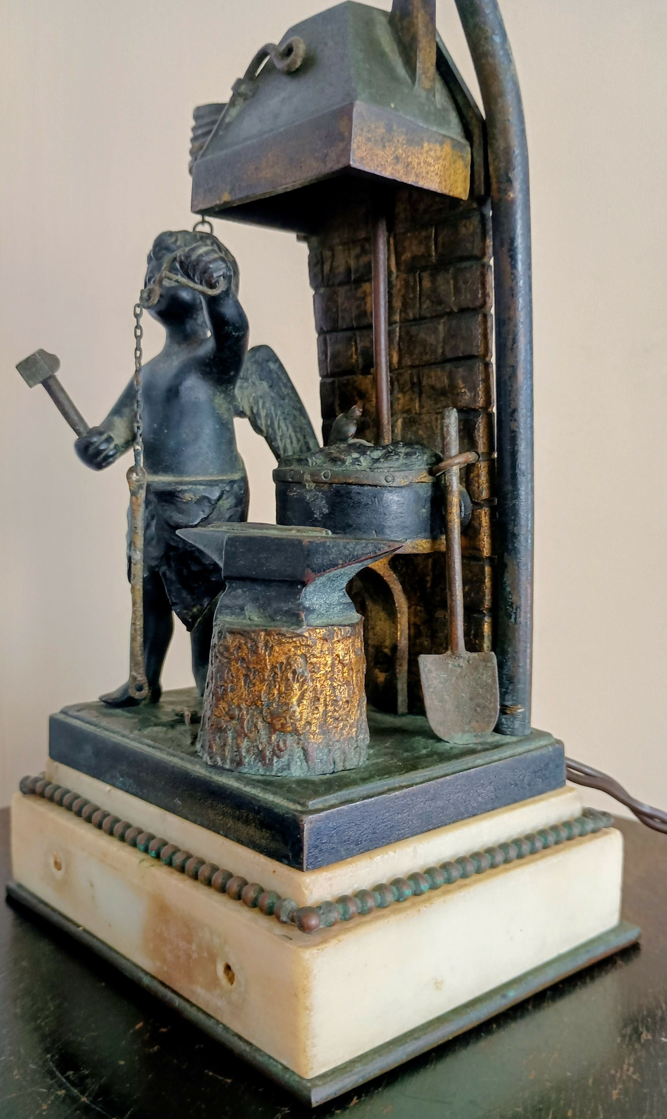 Luminária Antiga Art Déco com Putto (anjo) Ferreiro – Europa c. 1930 | 28 cm